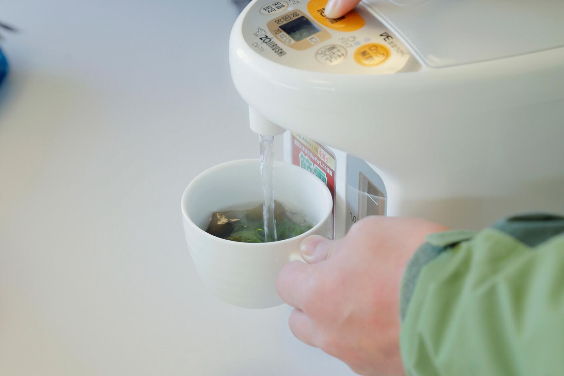 ポットとわかめの入った器