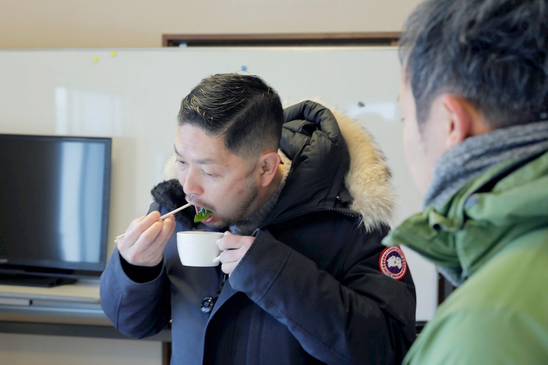 わかめを食べる男性