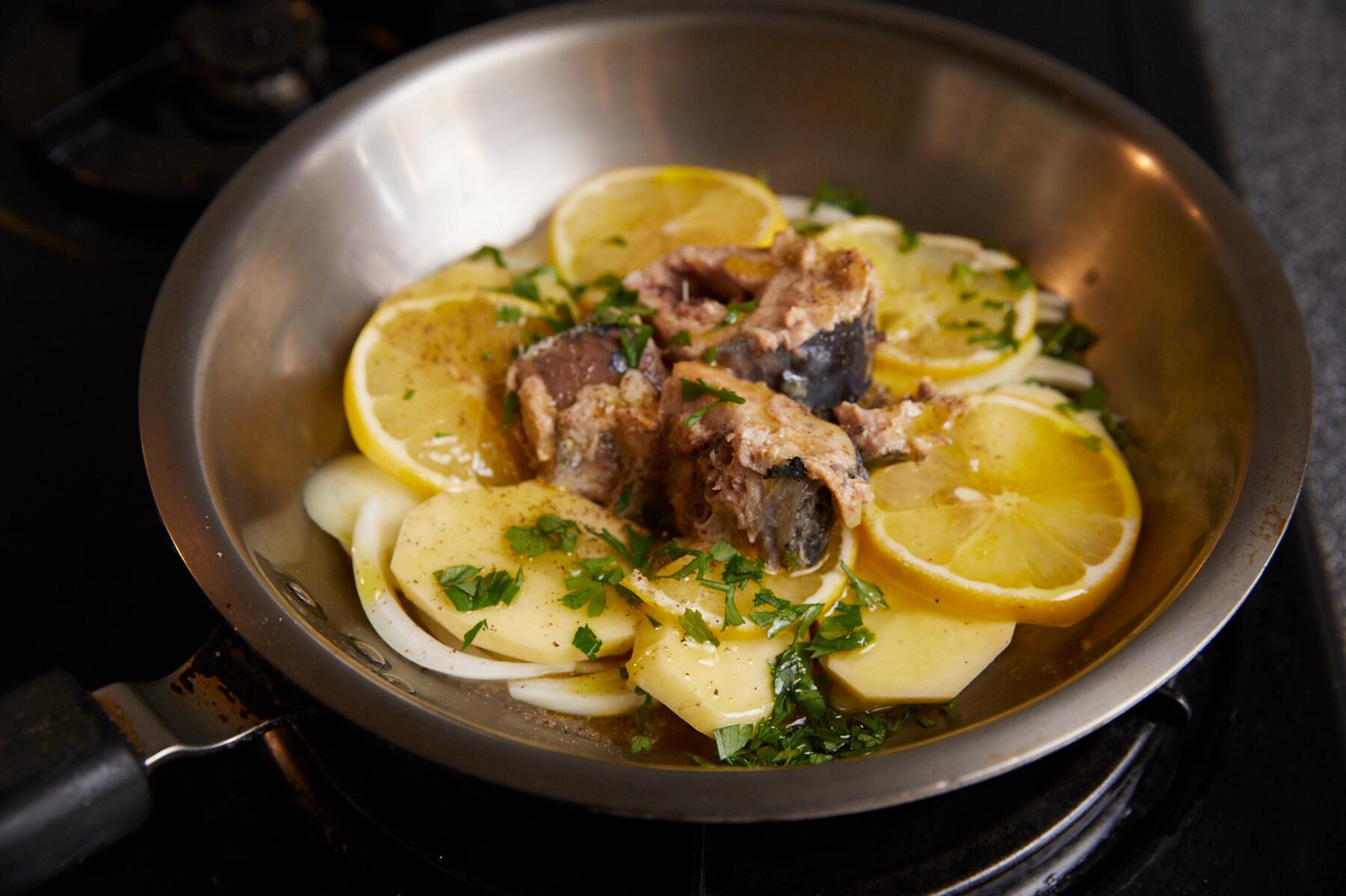 材料をフライパンに重ねる