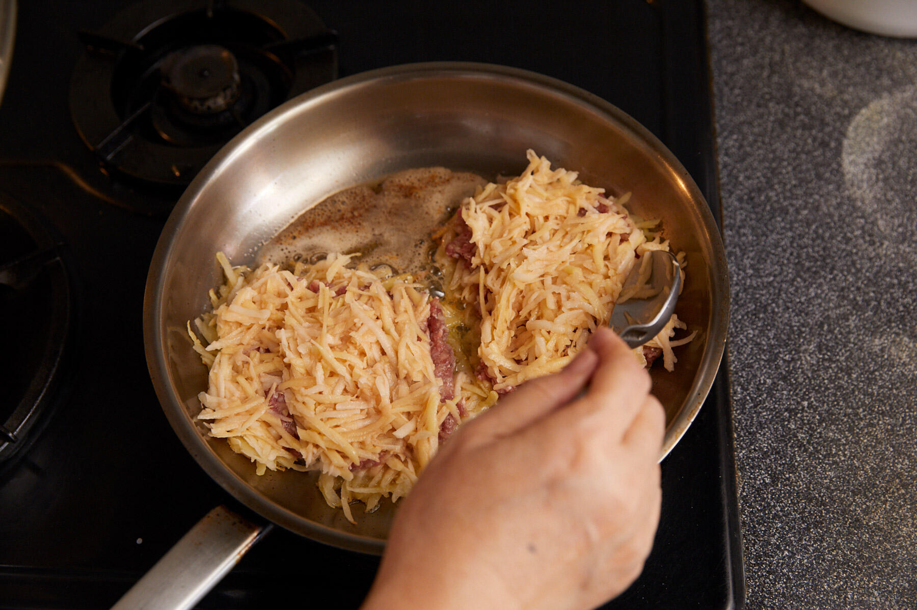 じゃがいもを卵と混ぜる