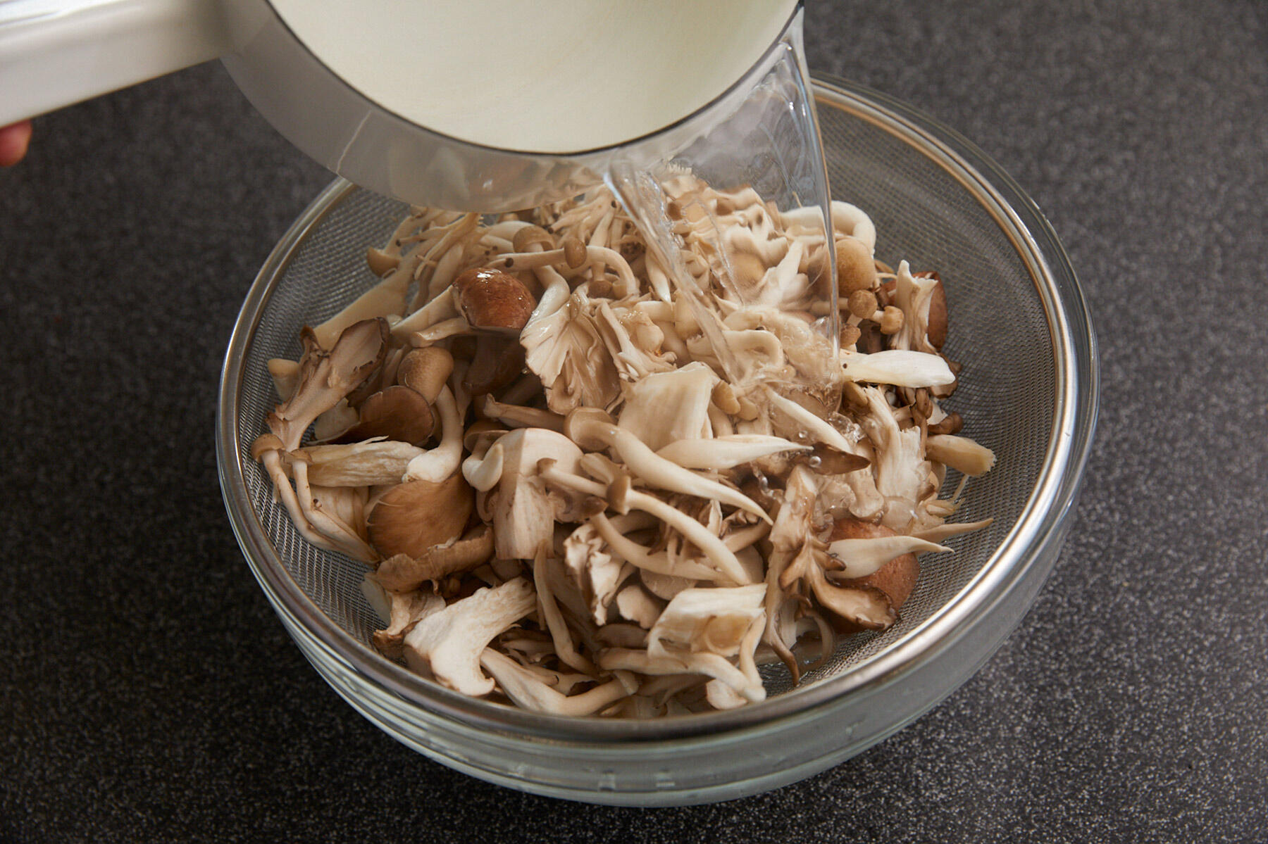 きのこを湯通しする