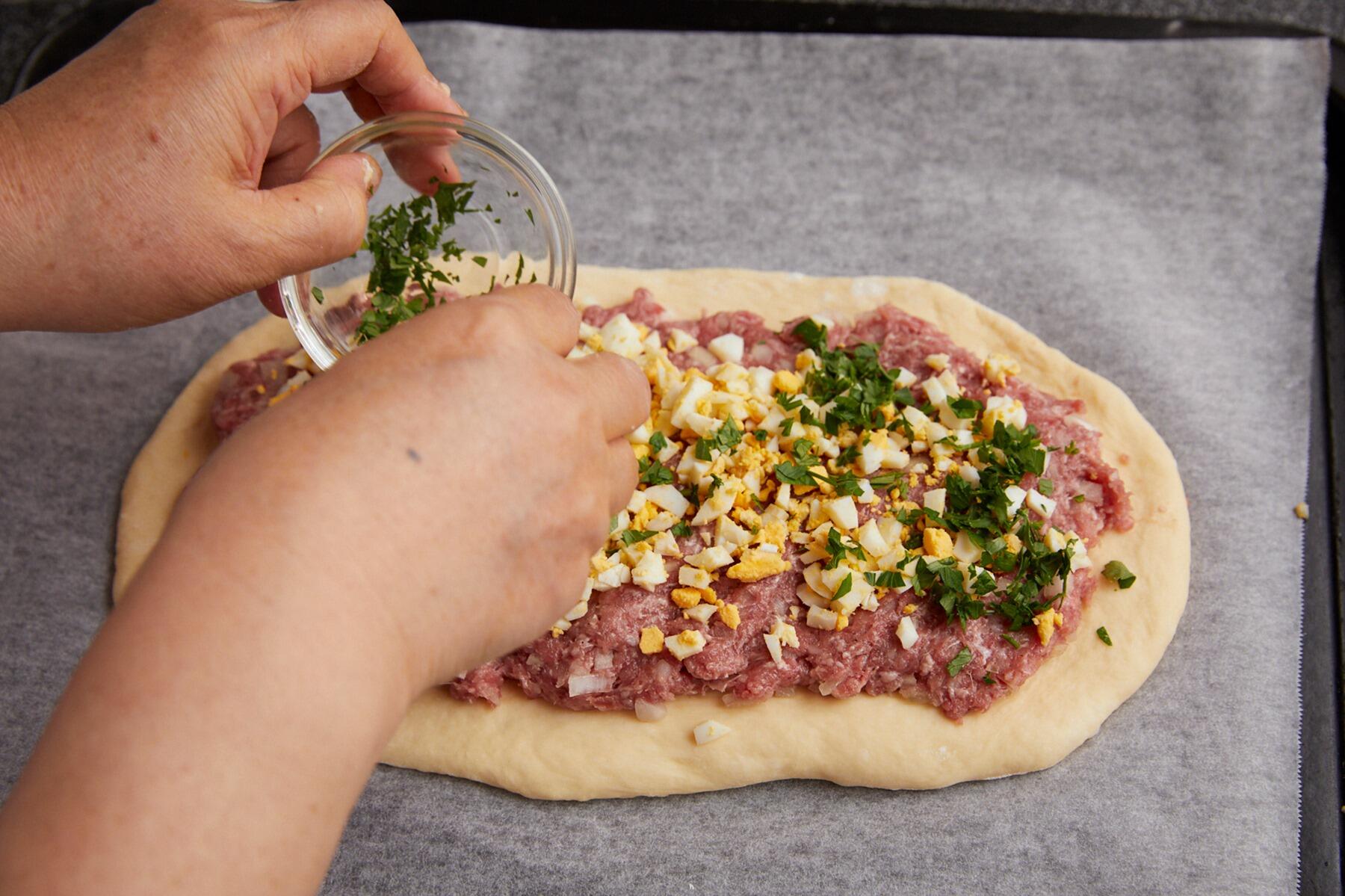 具材を生地にのせる