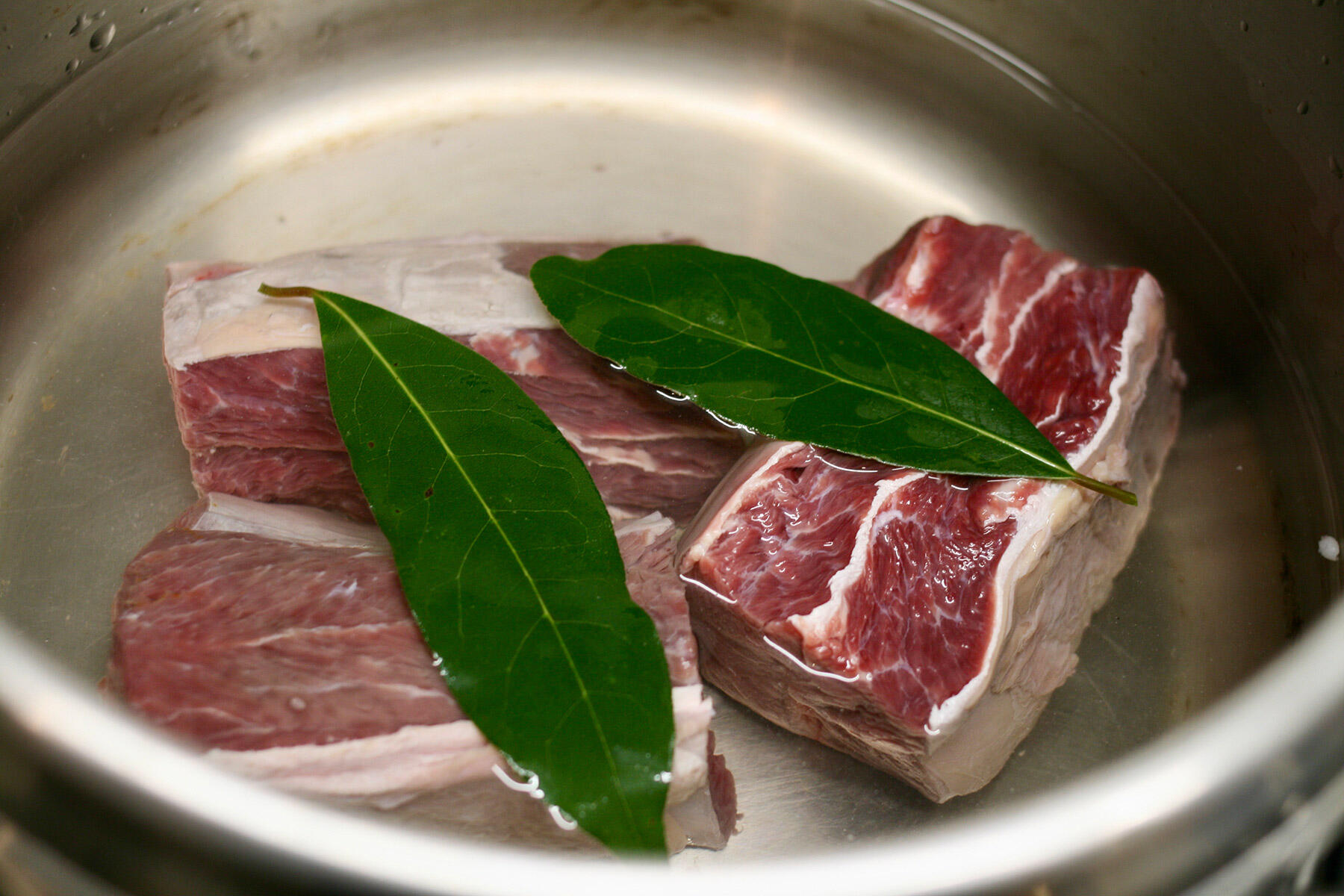 牛肩肉を煮込む