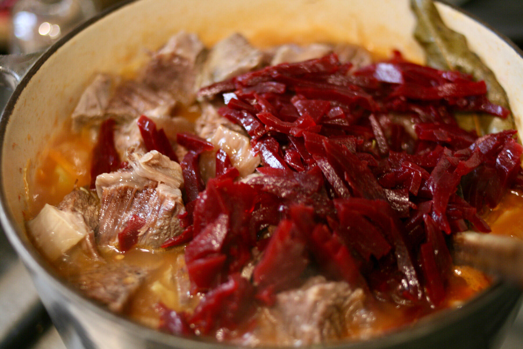 肉とビーツも加え、煮込む