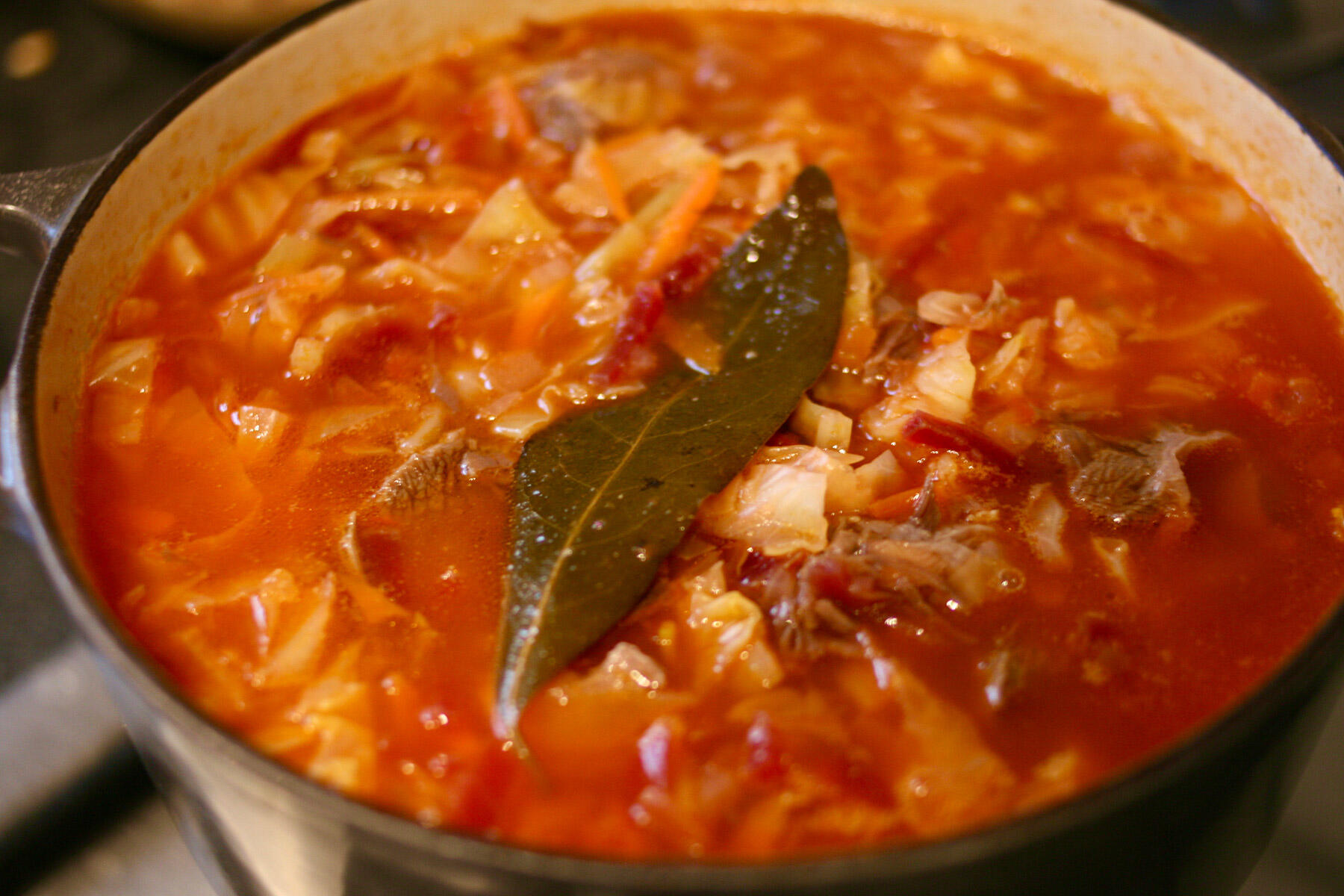 肉とビーツも加え、煮込む