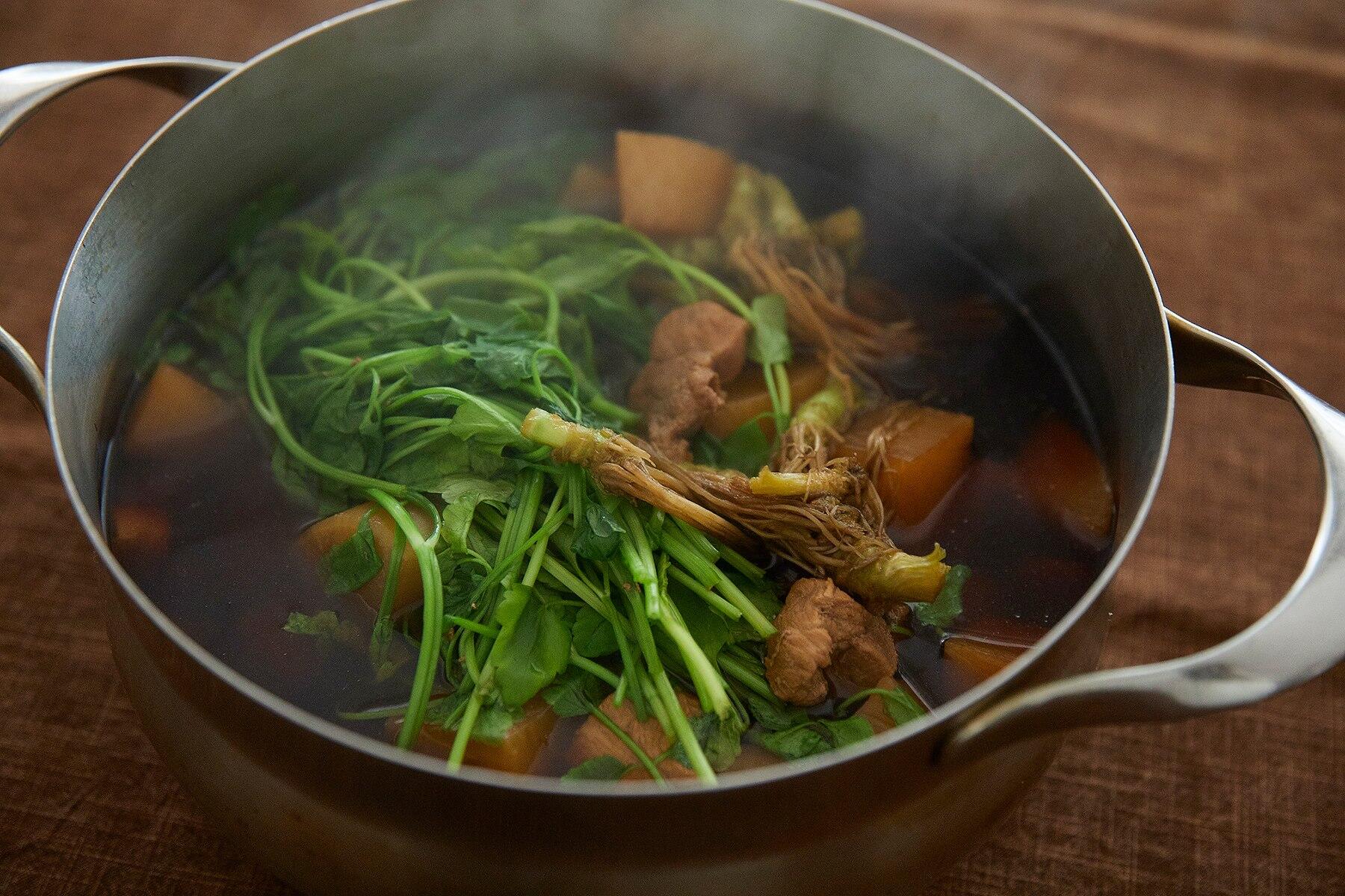 旬のせりを引き立てる“大根と豚肉の煮物”