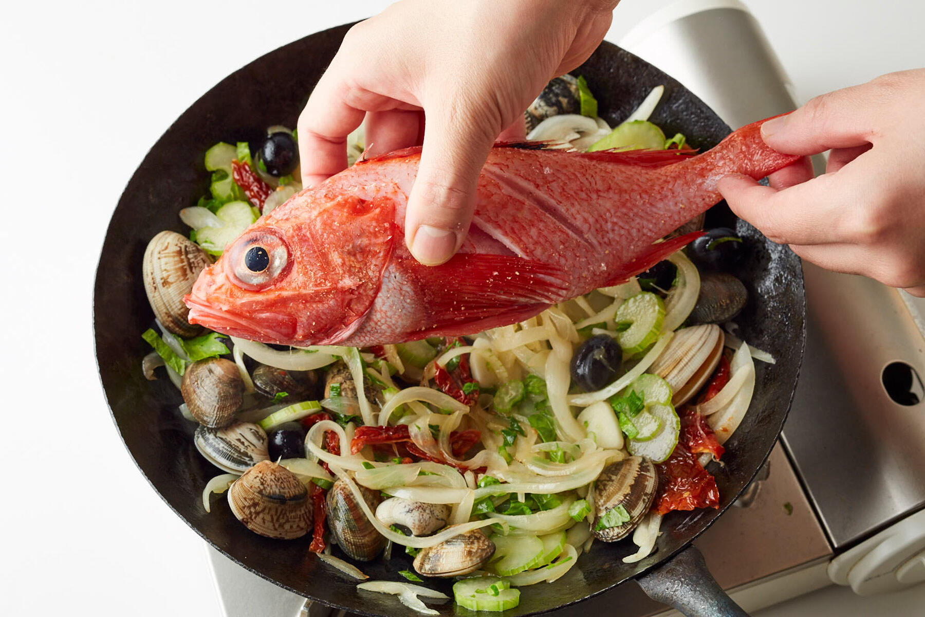 魚をのせて中火にかける