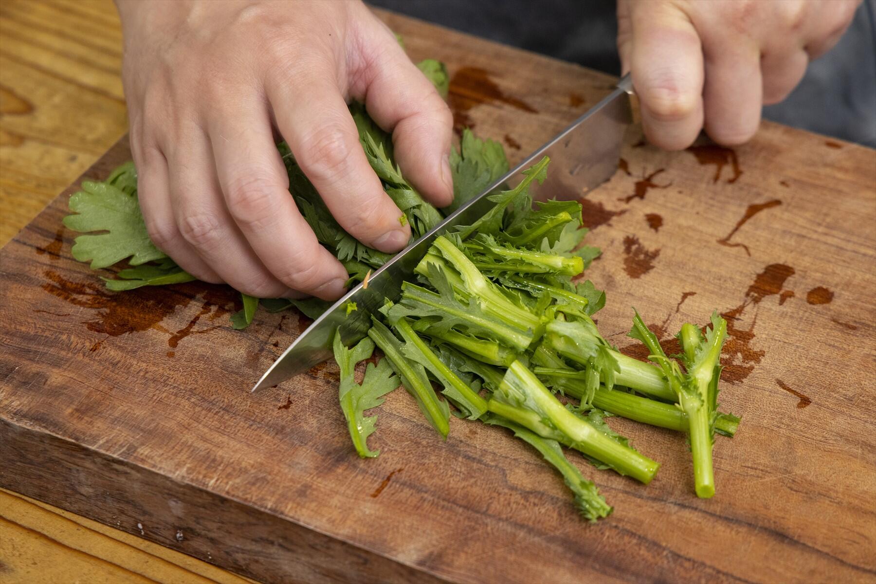 サラダの野菜を切る