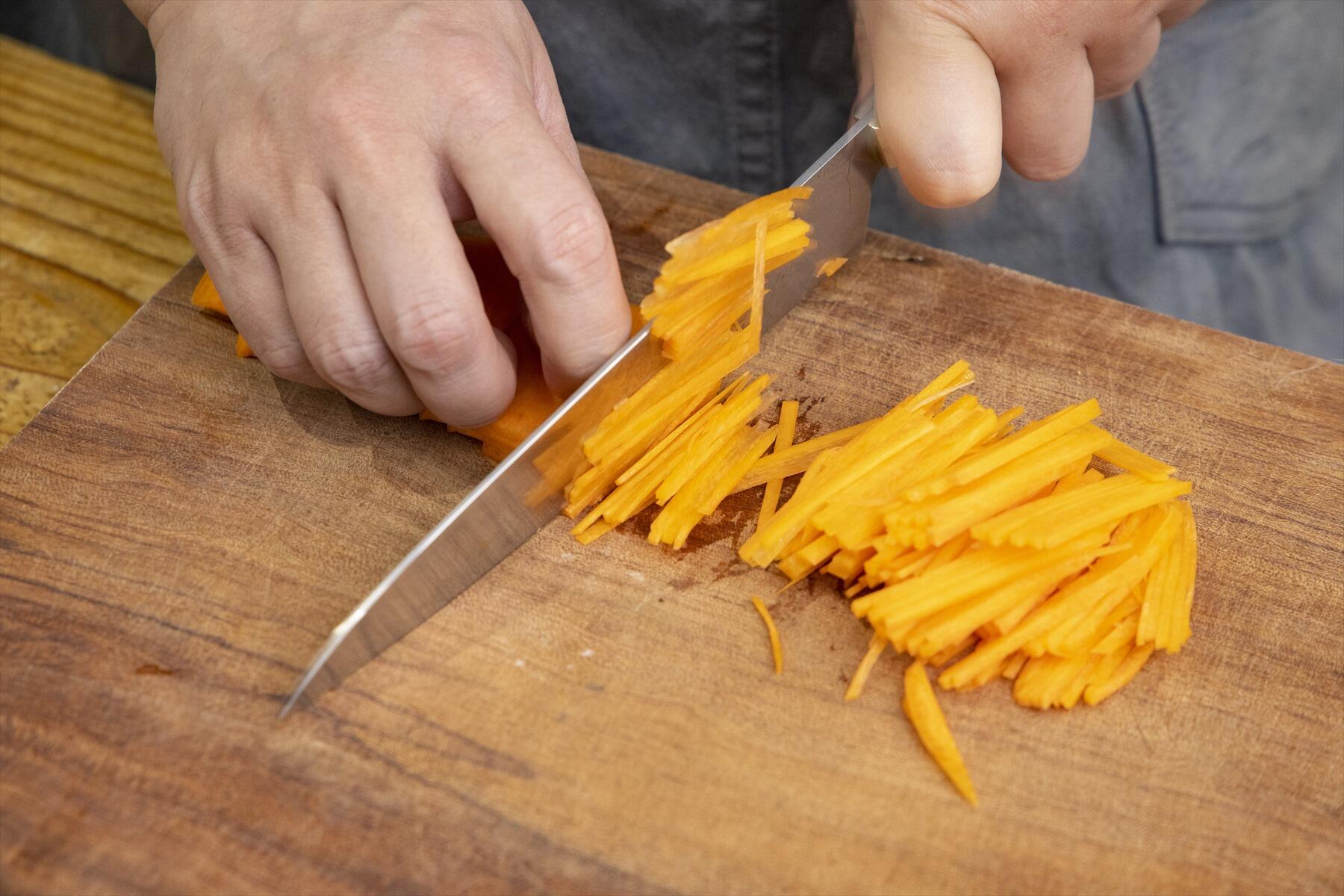 サラダの野菜を切る