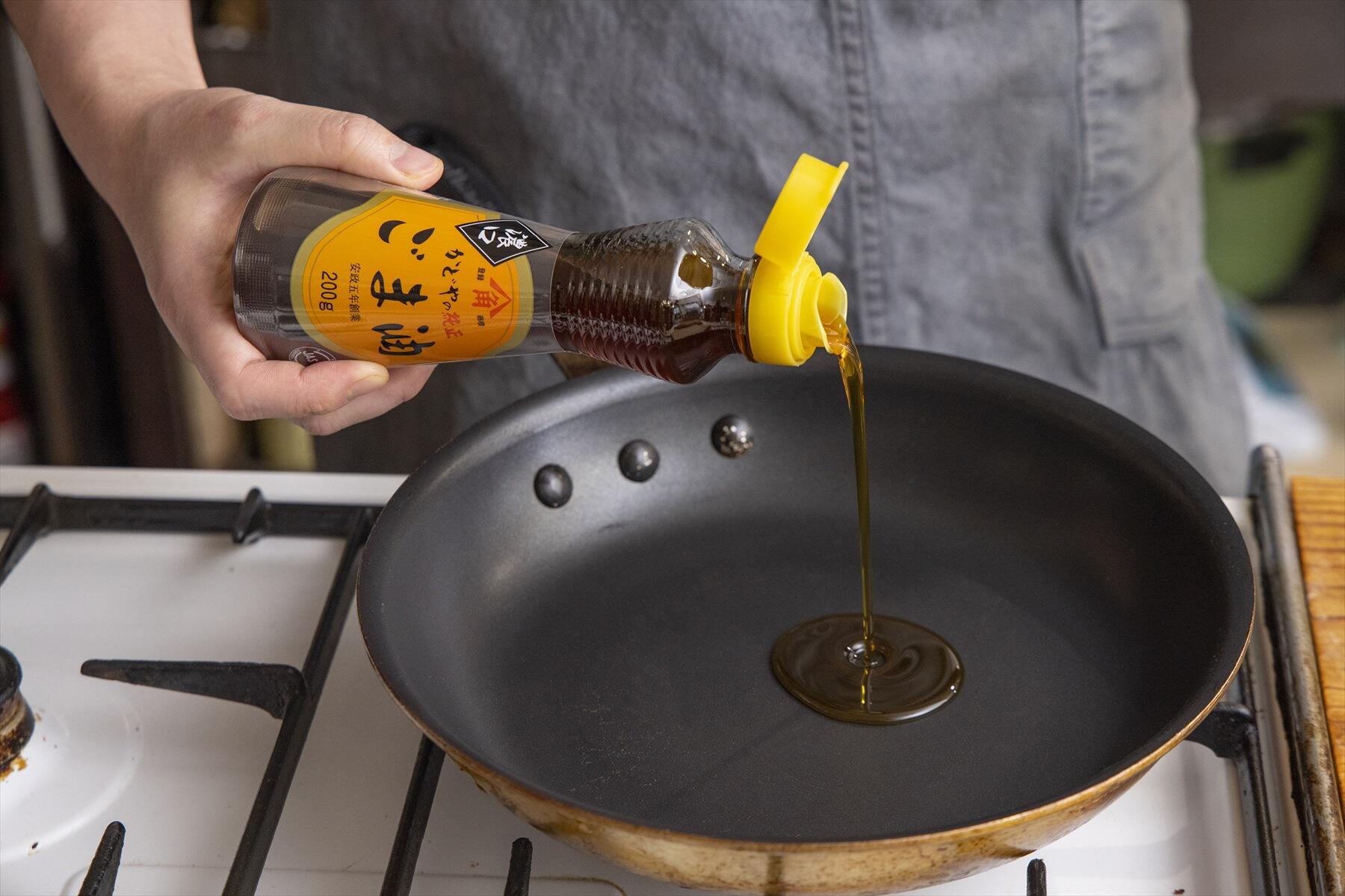 「純正ごま油 濃口」で、鶏もも肉を焼く