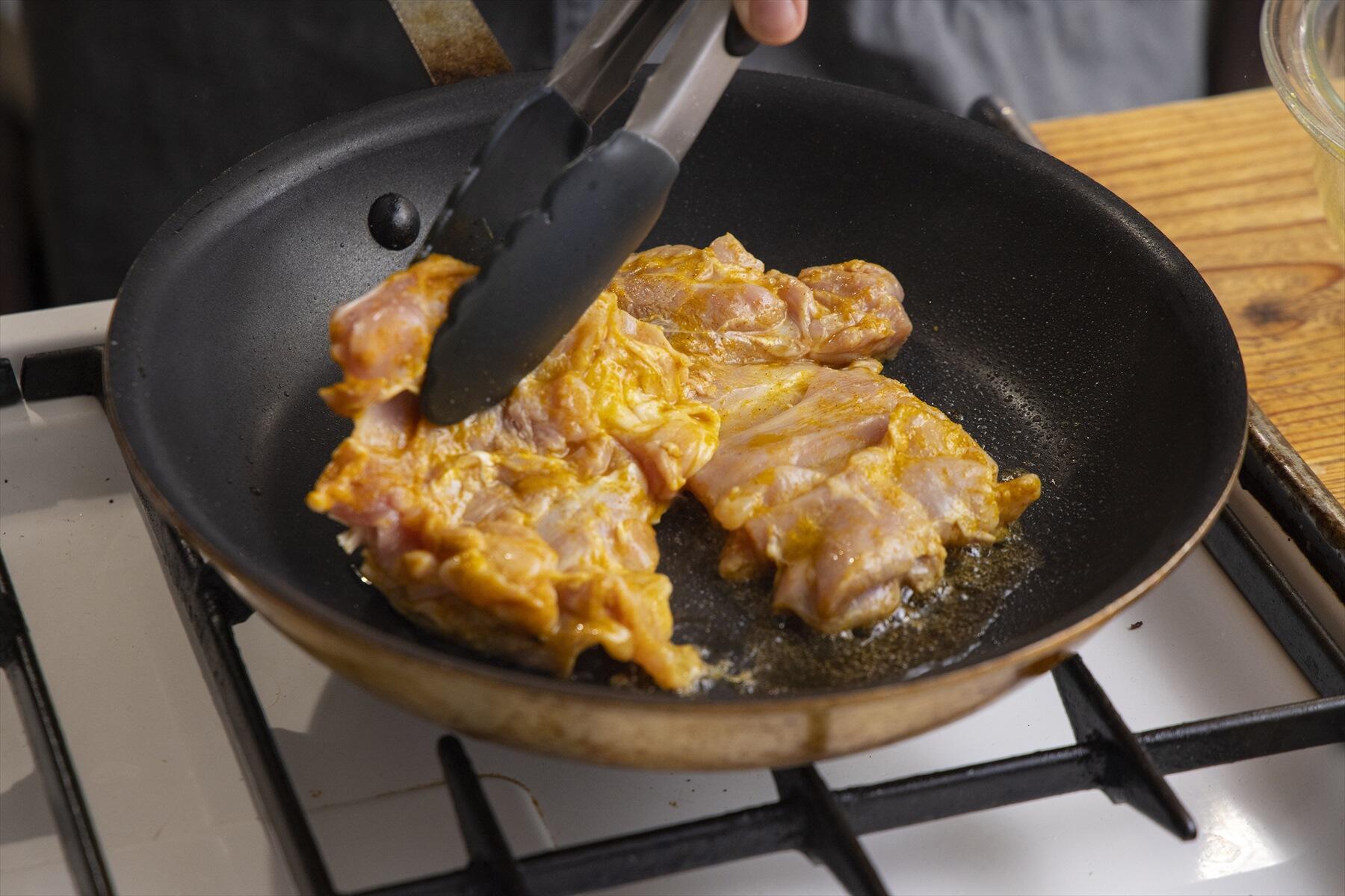 「純正ごま油 濃口」で、鶏もも肉を焼く