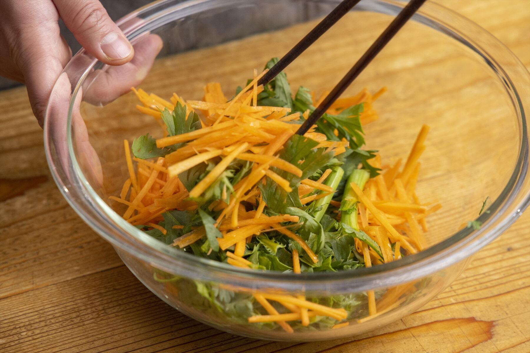 サラダをつくる