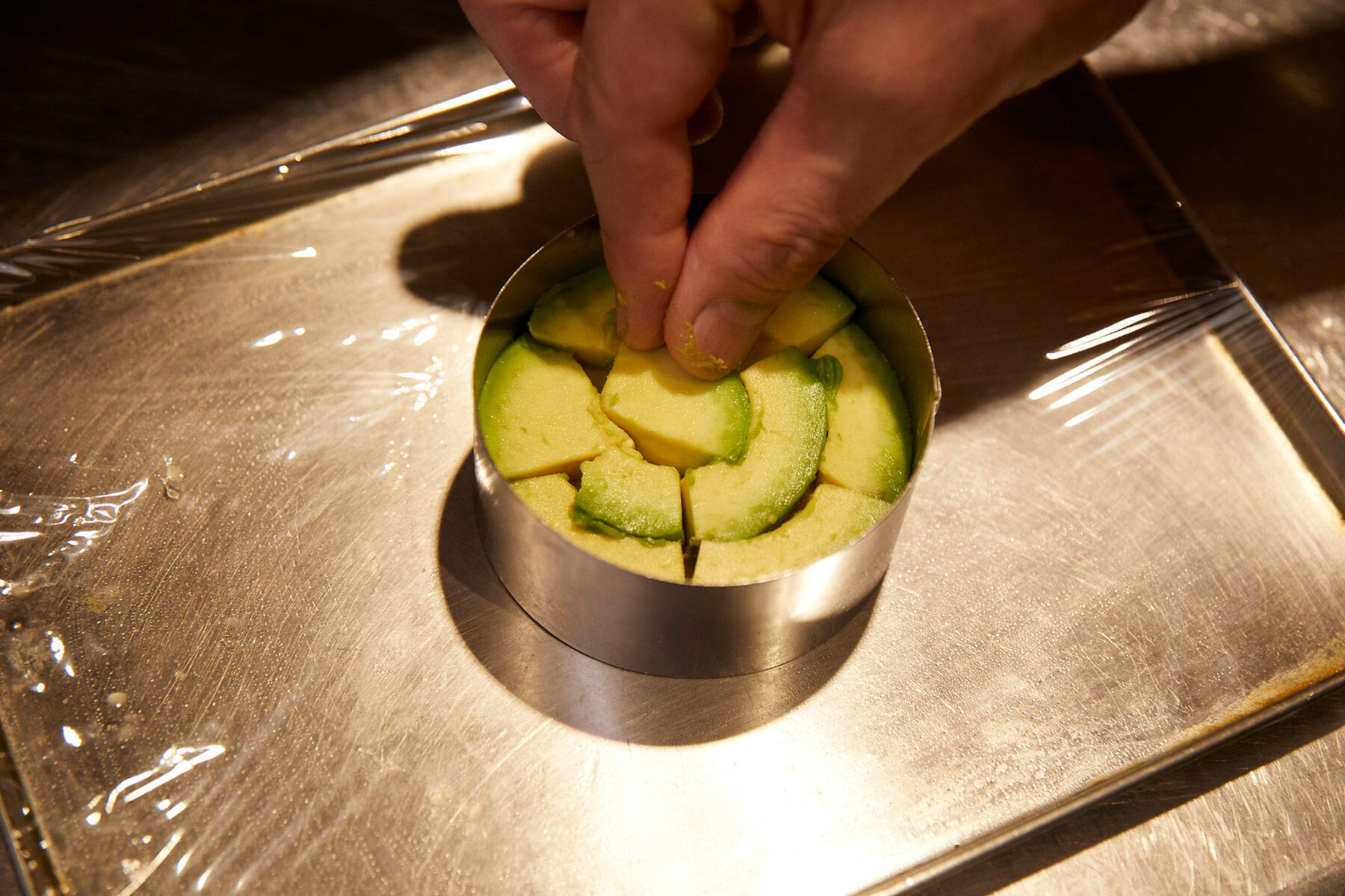 アボカドをのせる