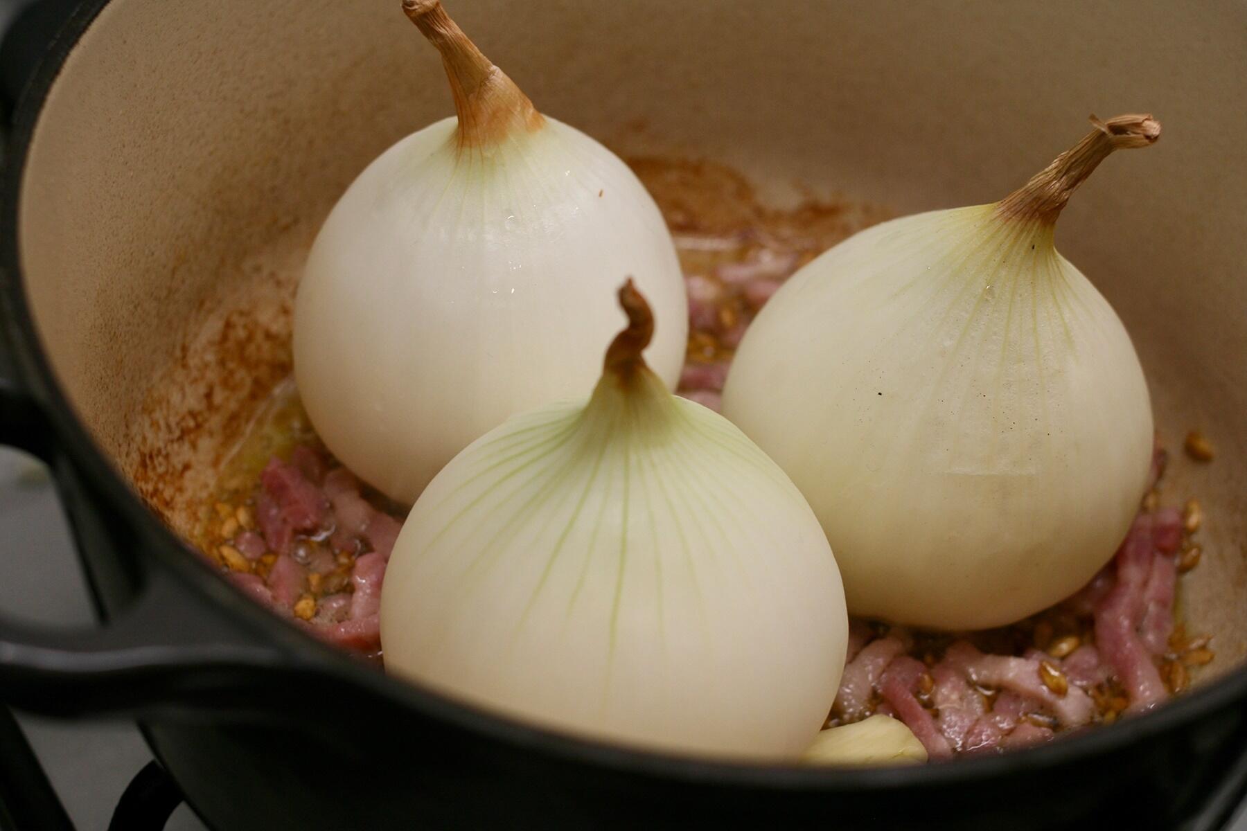 新玉ねぎを煮る