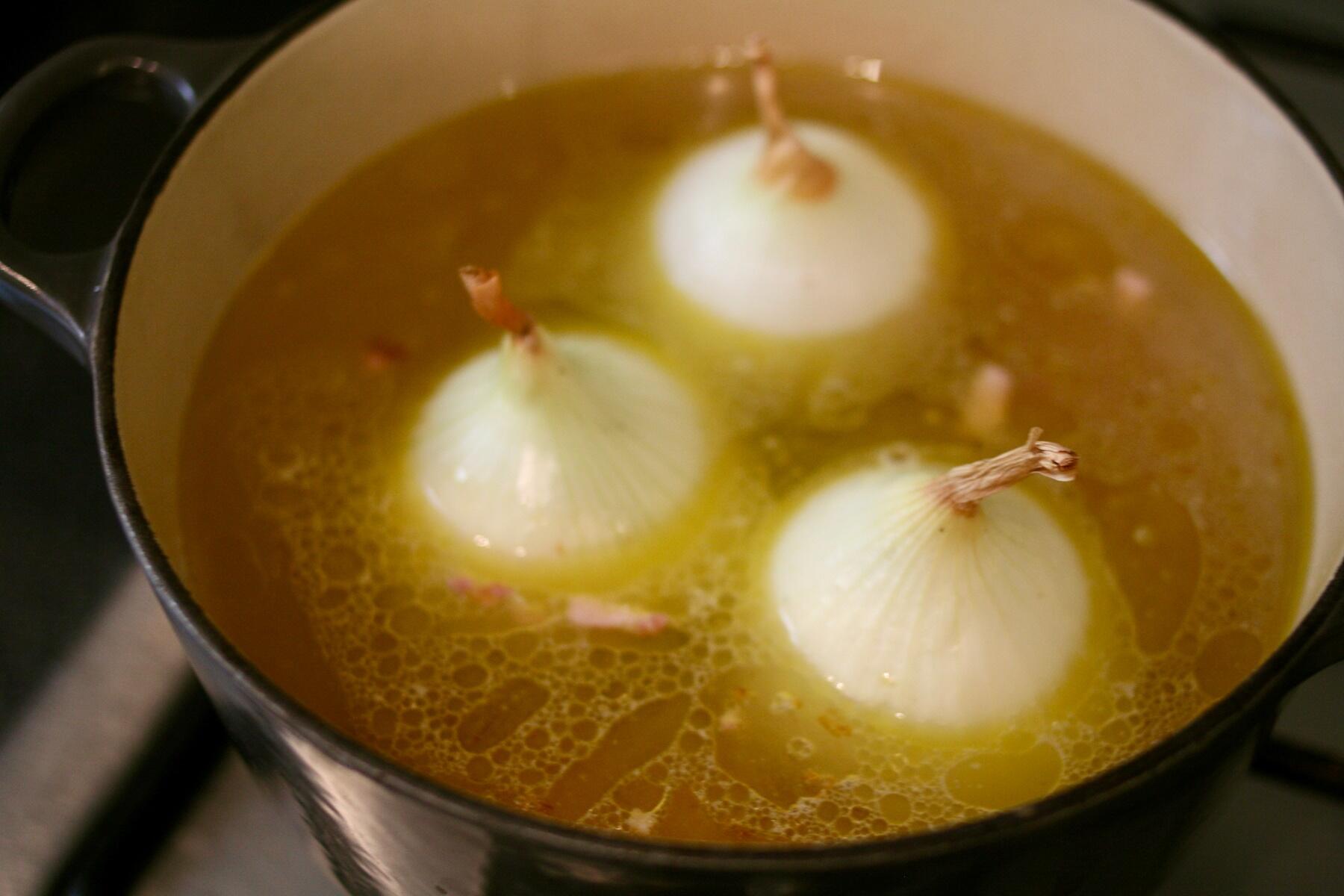 新玉ねぎを煮る