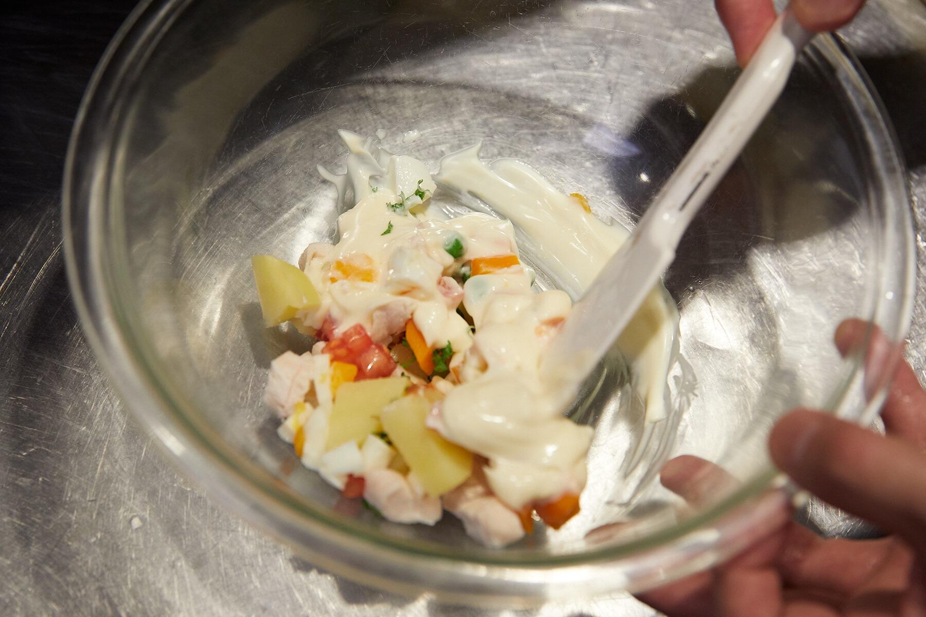 マヨネーズを加える