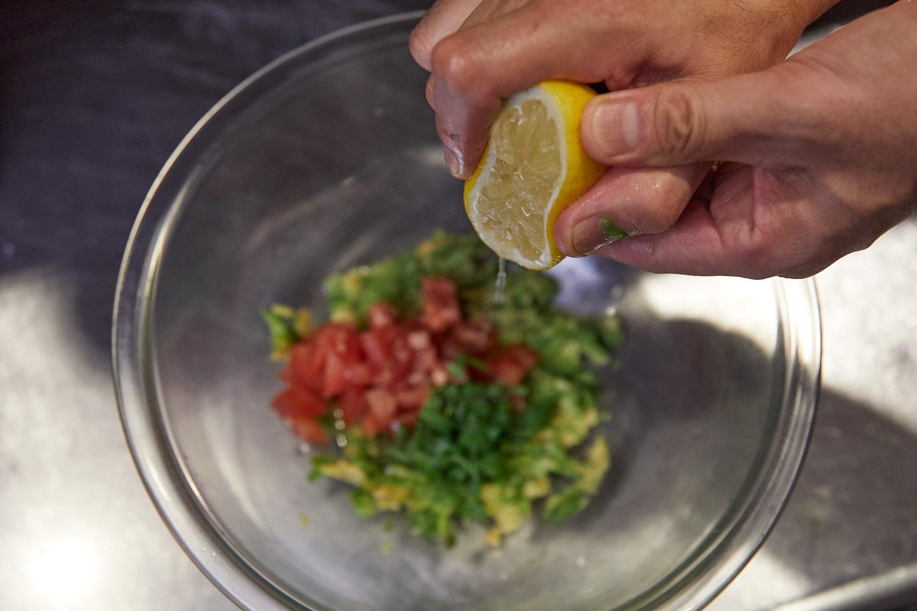 トマトを加える