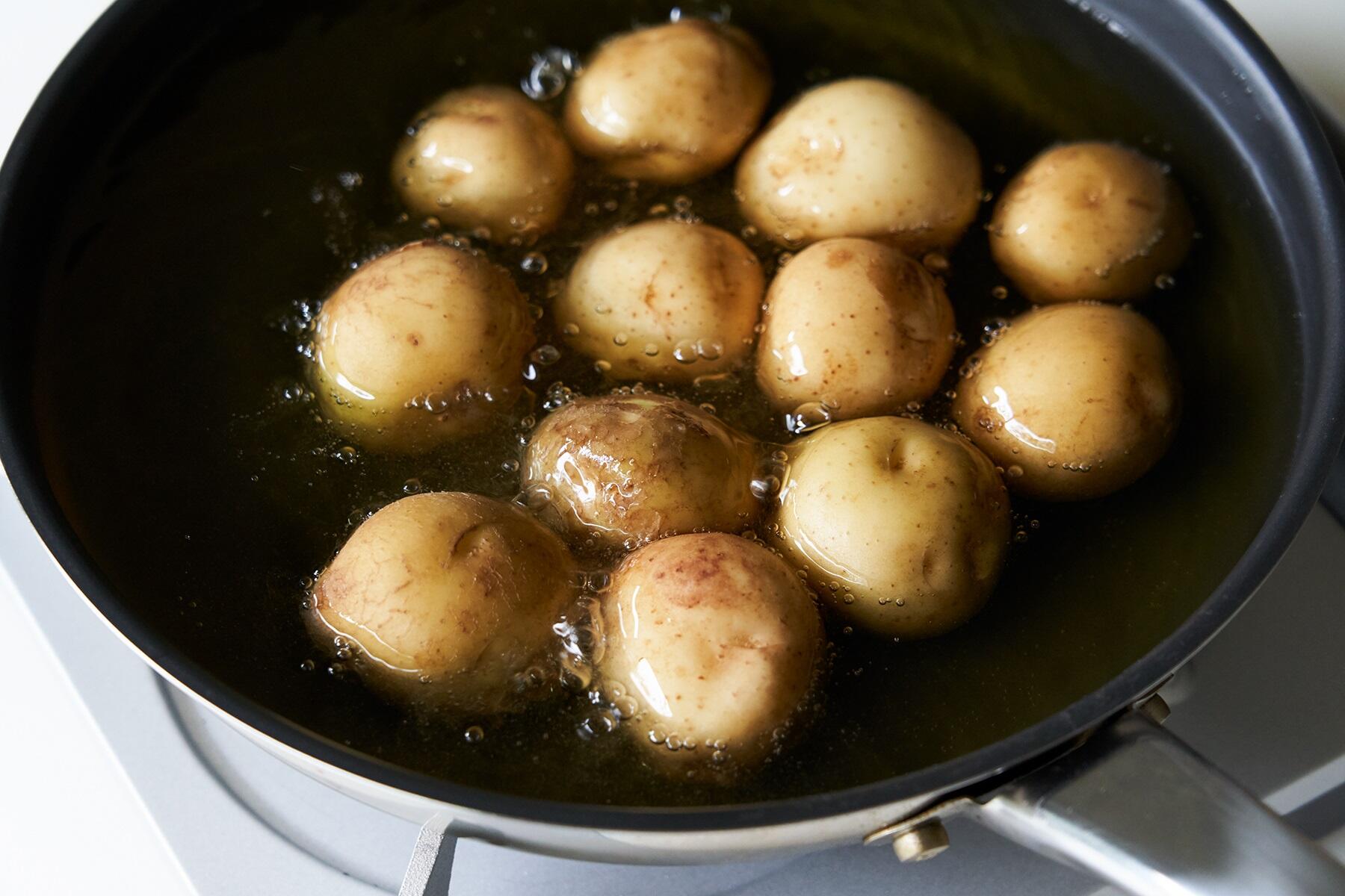 新じゃがを揚げる