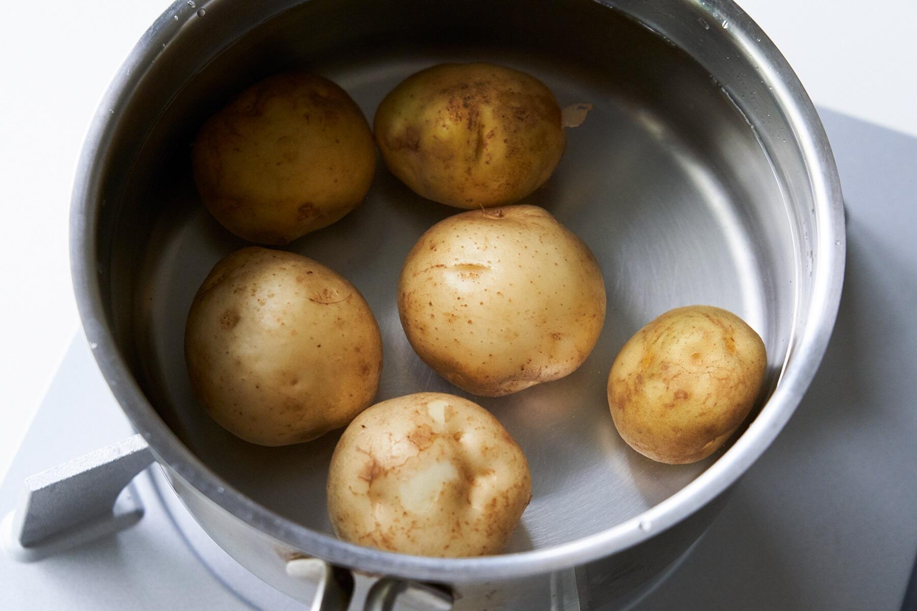 新じゃがの下ごしらえ