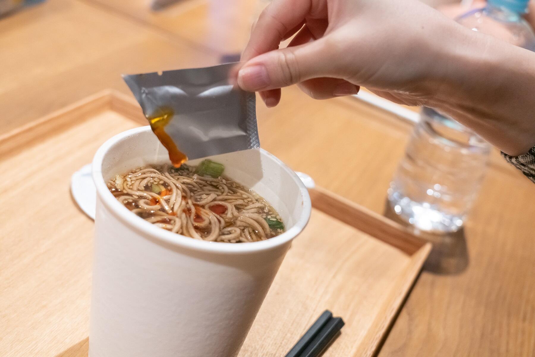 カップ麺調理の様子