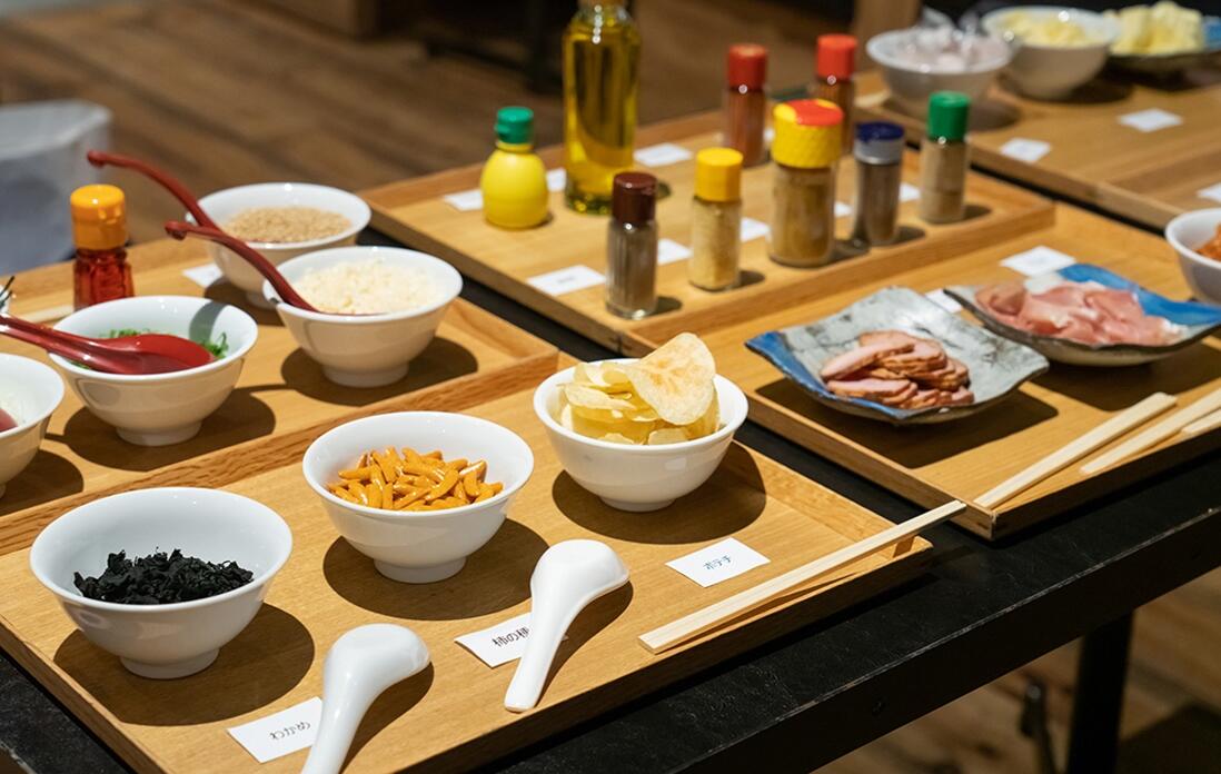 机に並んだトッピング