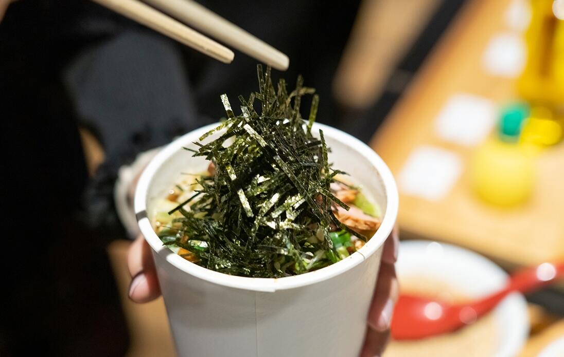 海苔をのせたカップ麺