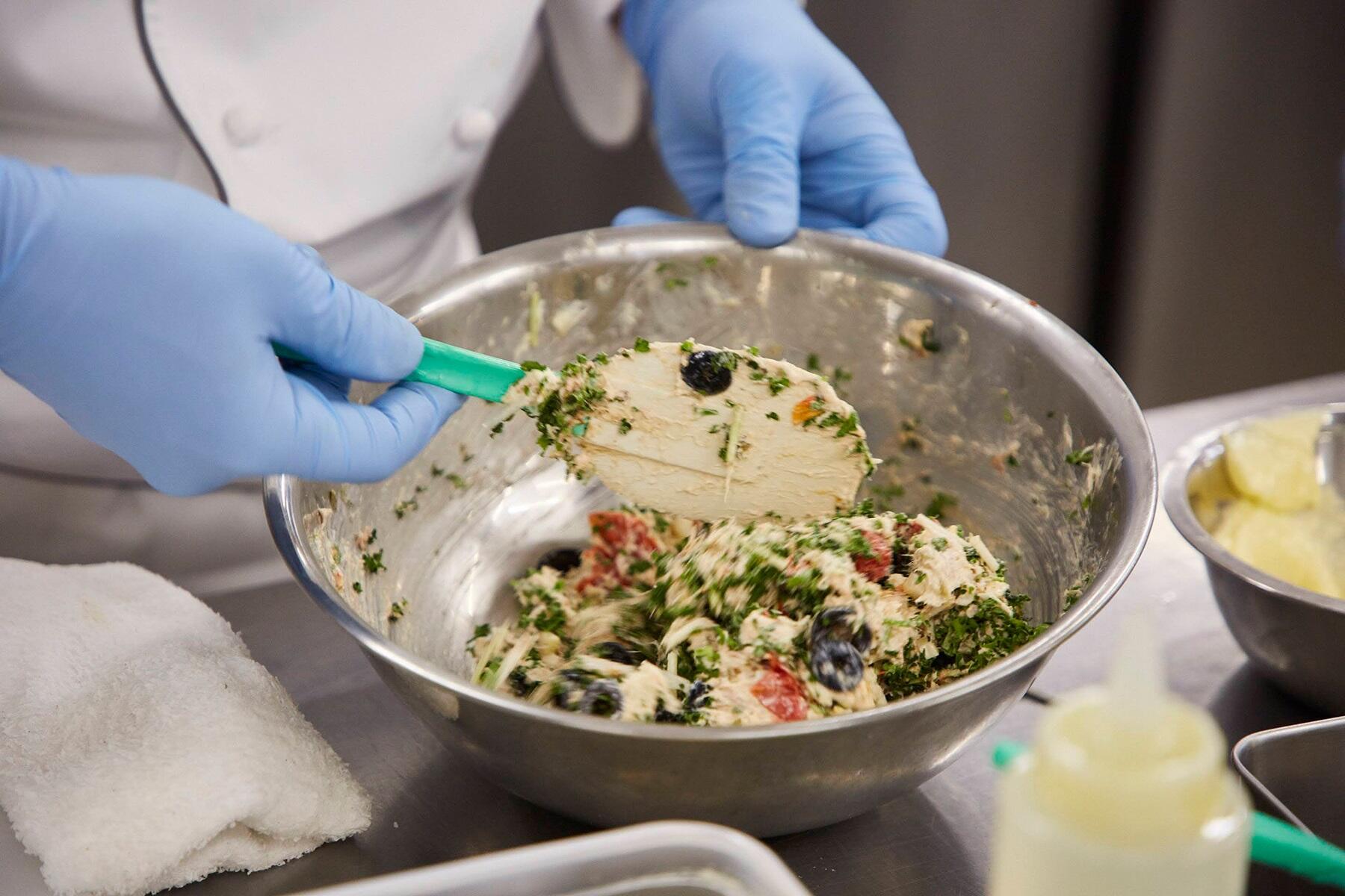 マグロと混ぜ合わせる