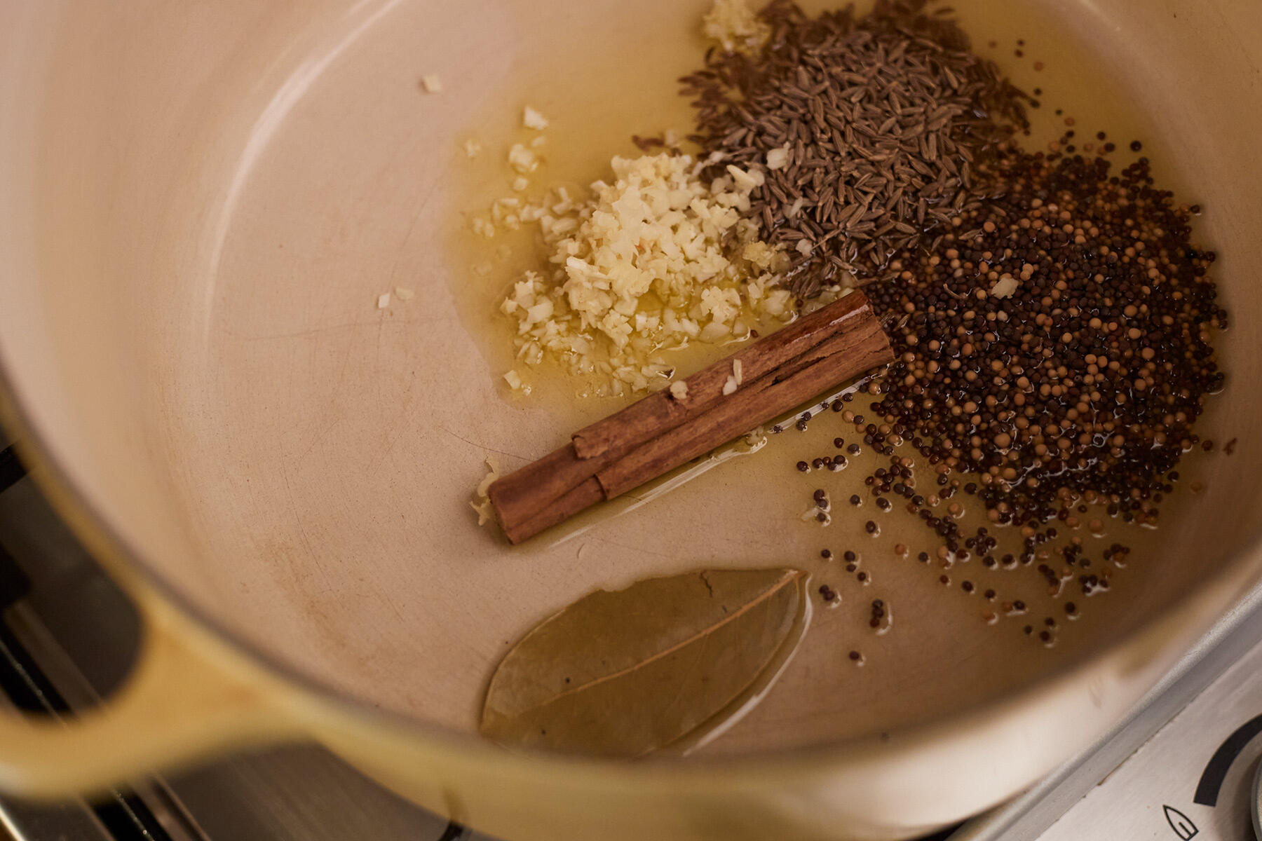 スパイスを炒める