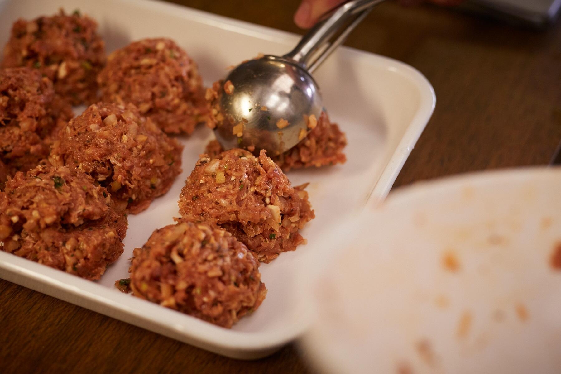 肉だねを丸める