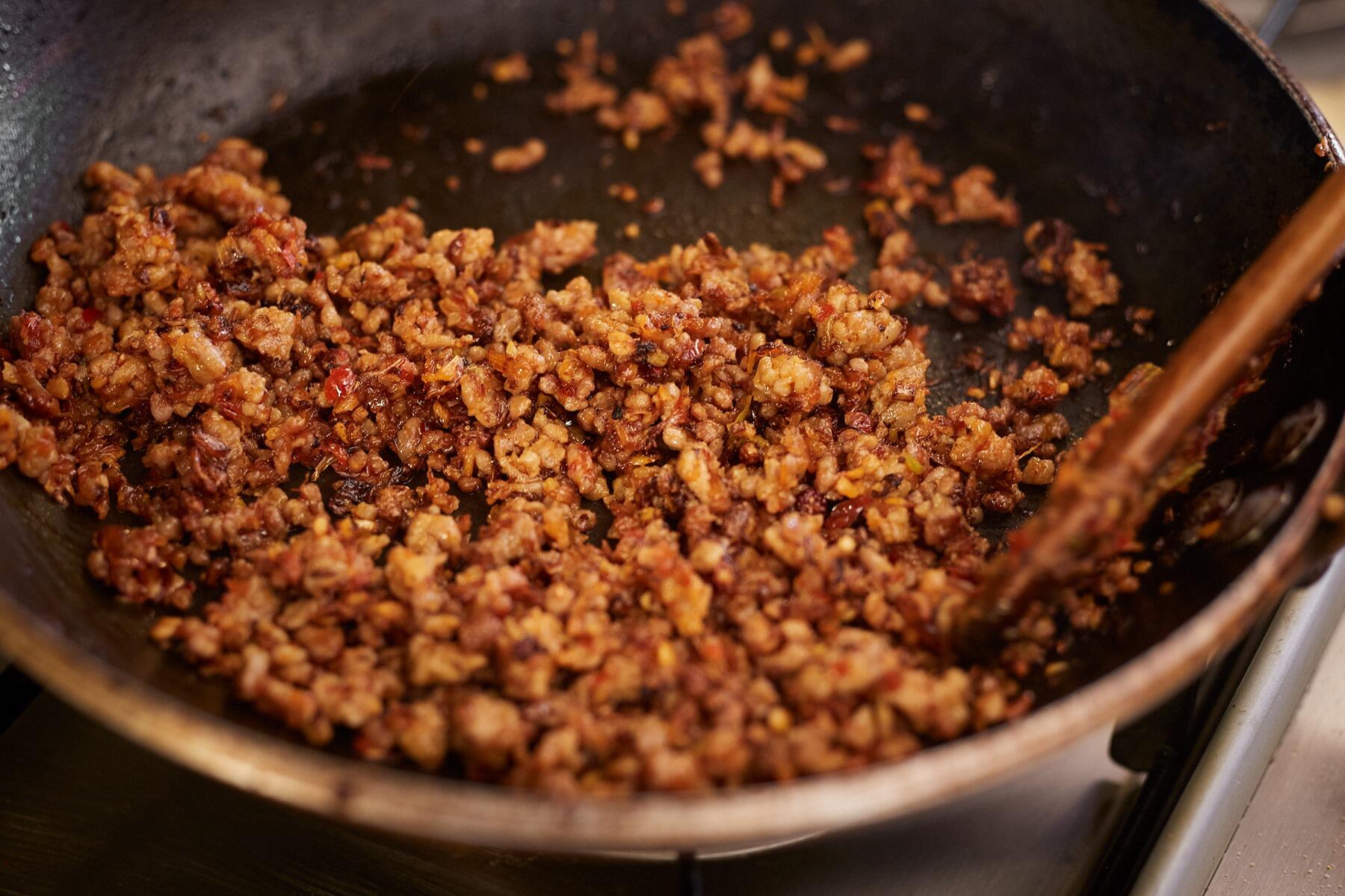 挽き肉を炒める