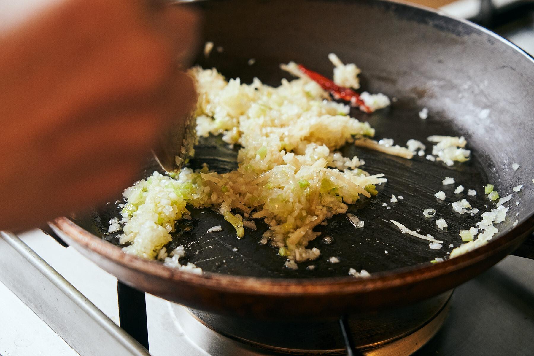 薬味類を炒める