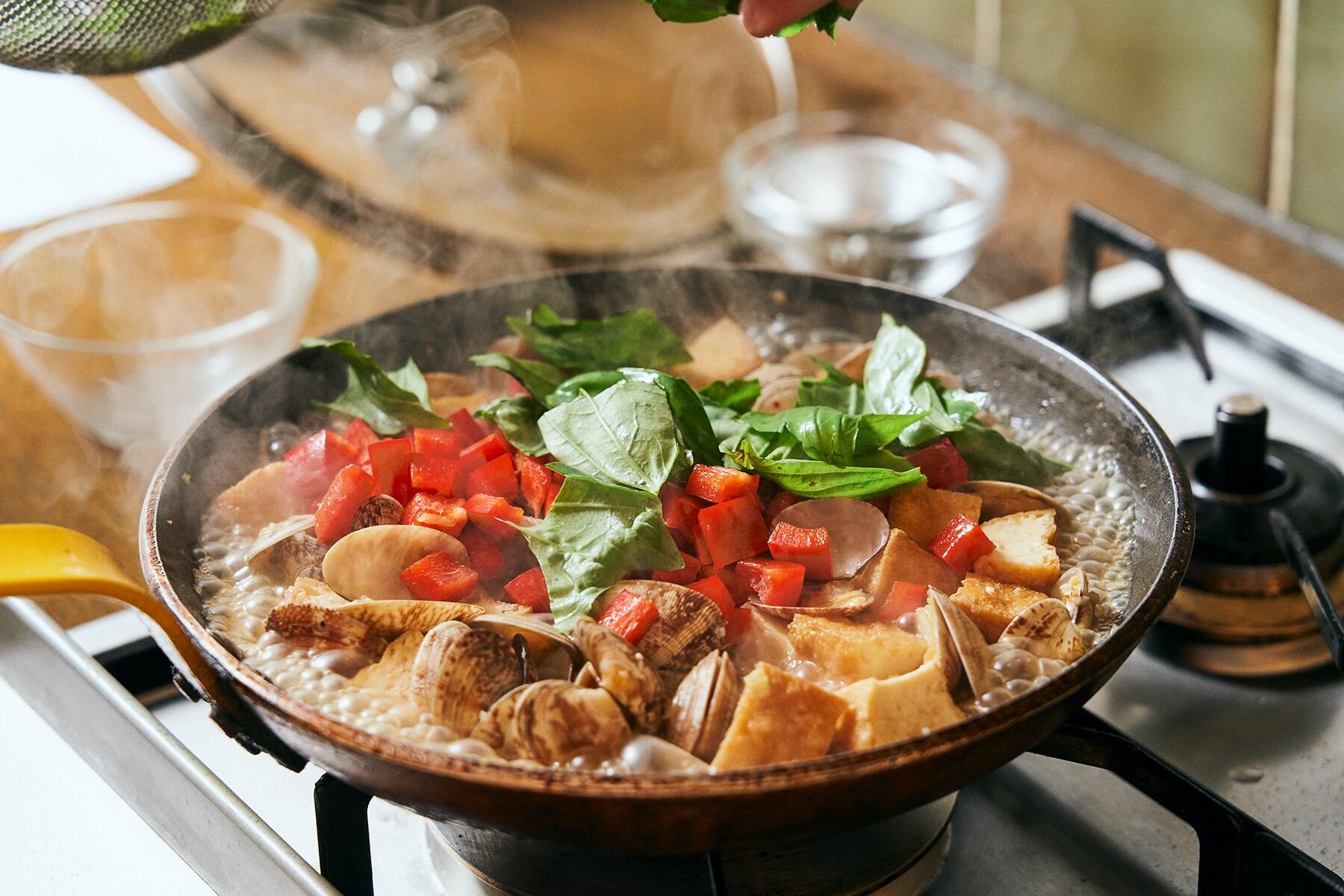 パプリカとバジルを加える