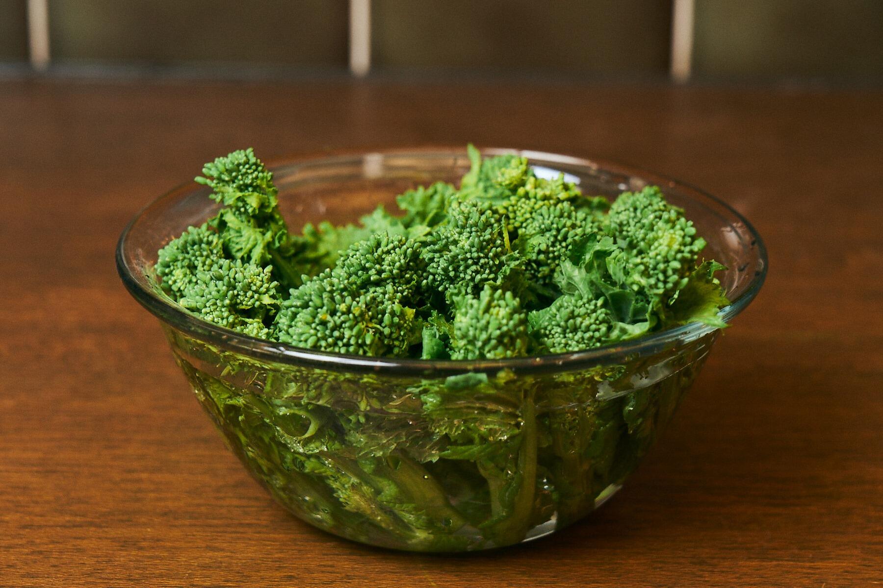 菜の花の水揚げをする