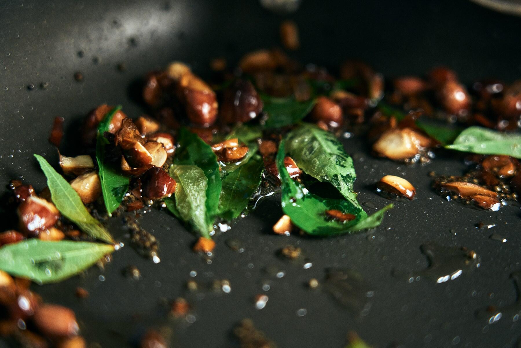 ピーナッツを加える