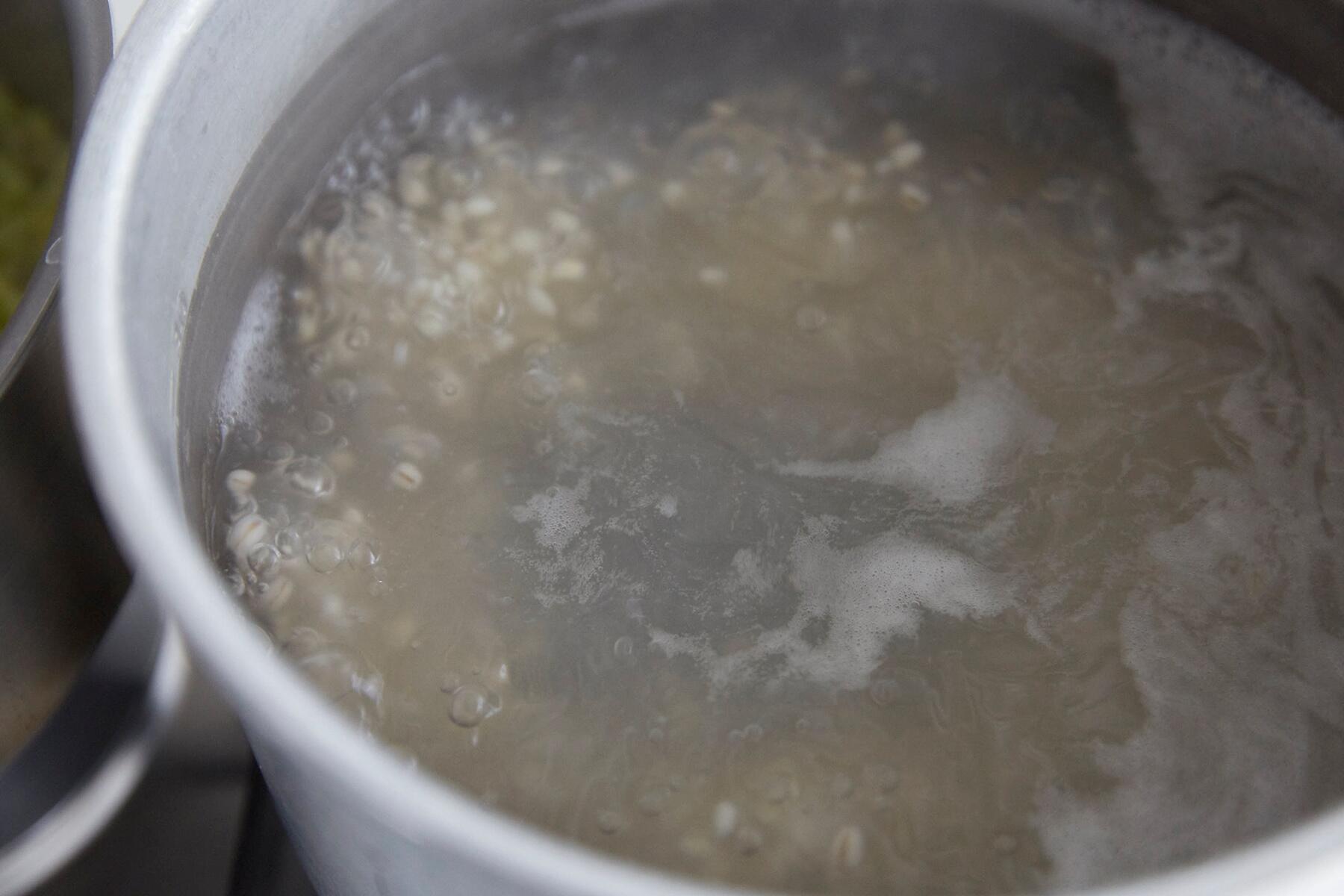 もち麦をゆでておく