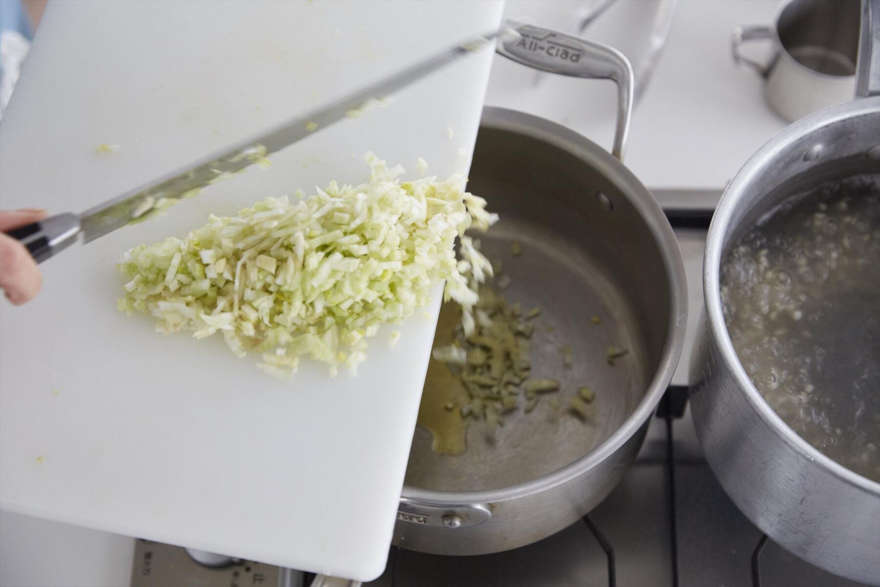 オリーブオイルで炒めて、だしを引き出す