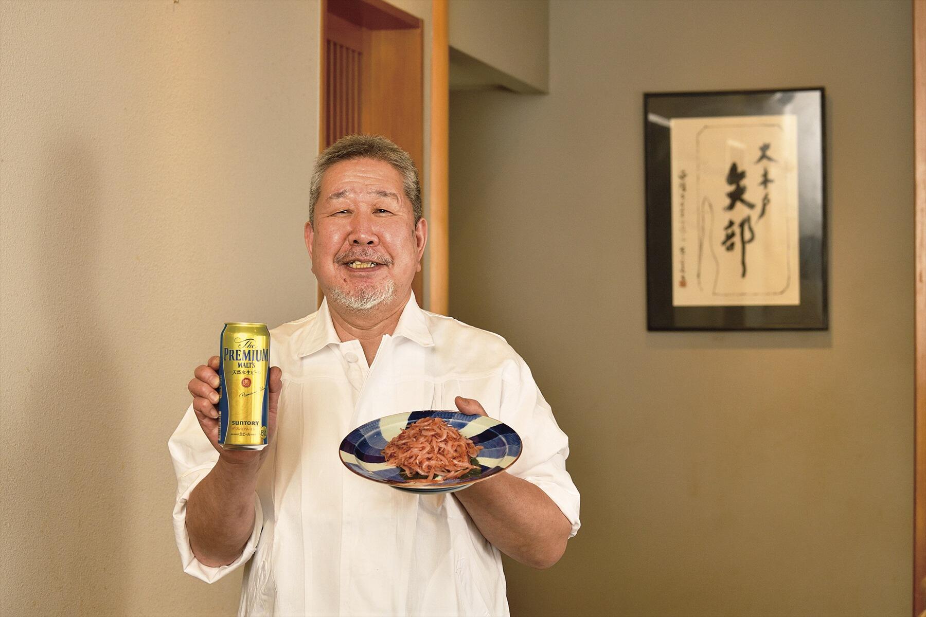 缶と料理を持ったシェフ