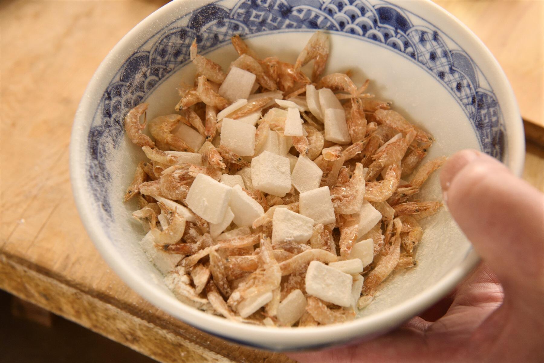 具材を切って粉を回す