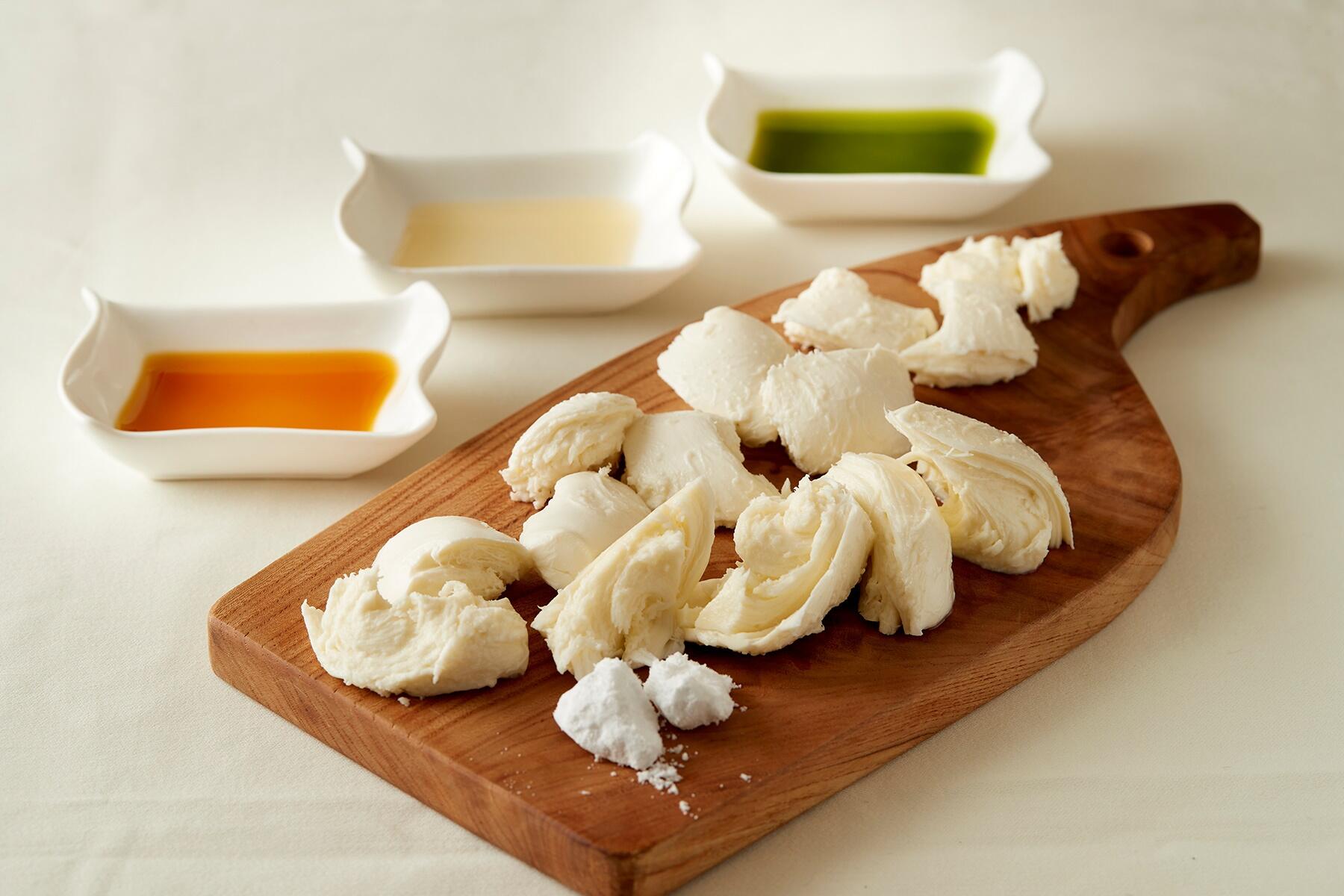 ちぎりモッツァレラを彩りオイルで