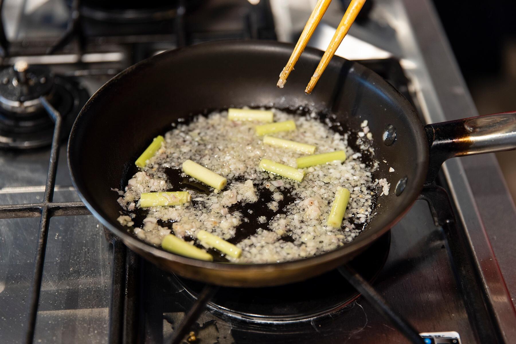 レモングラスを炒める