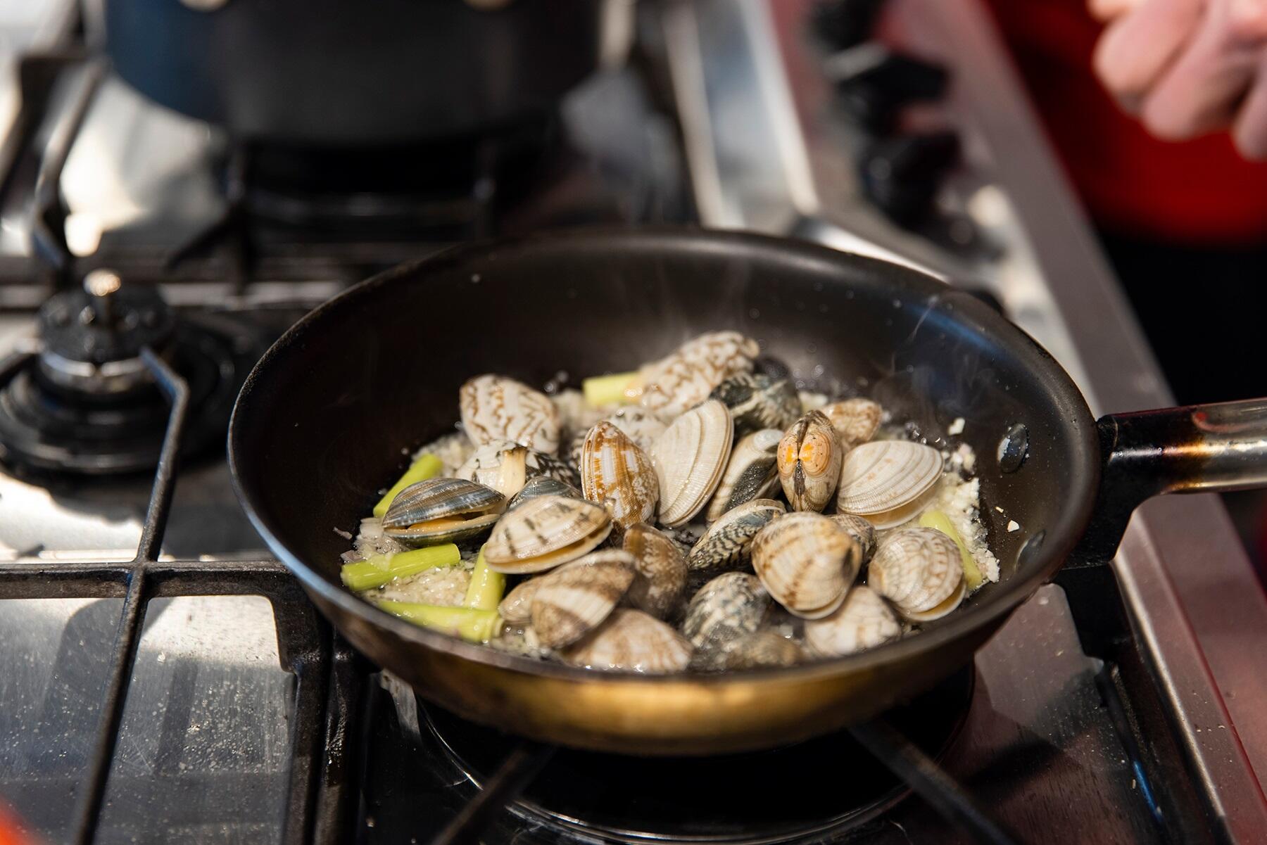 レモングラスを炒める