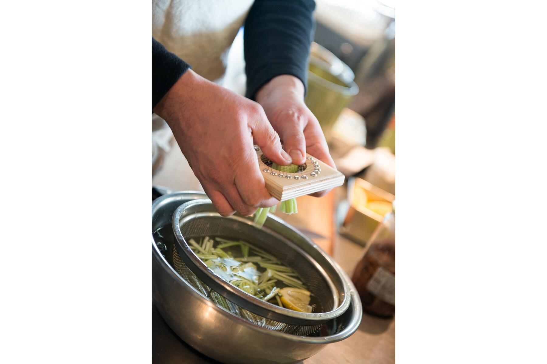 セロリを細切りにする