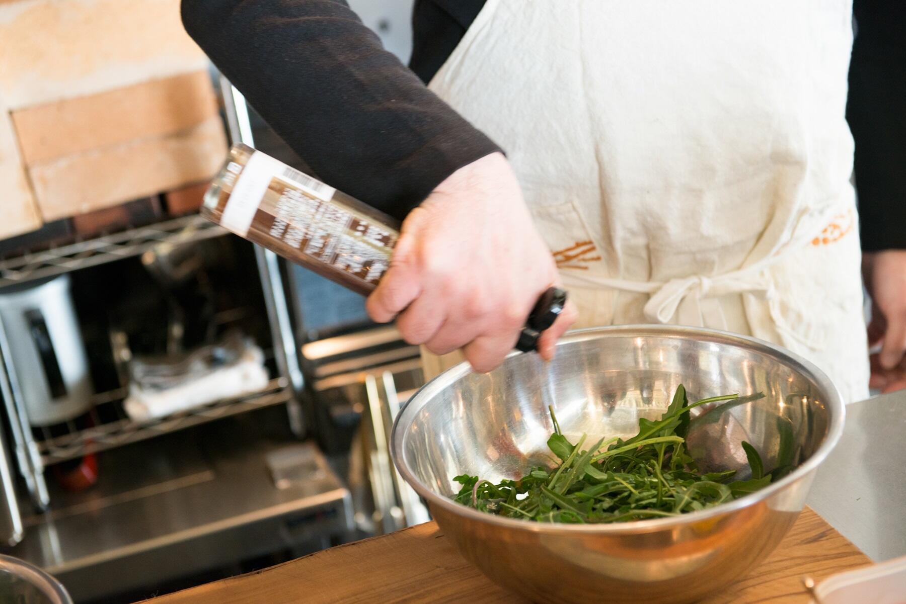 好みのビネガーを入れる