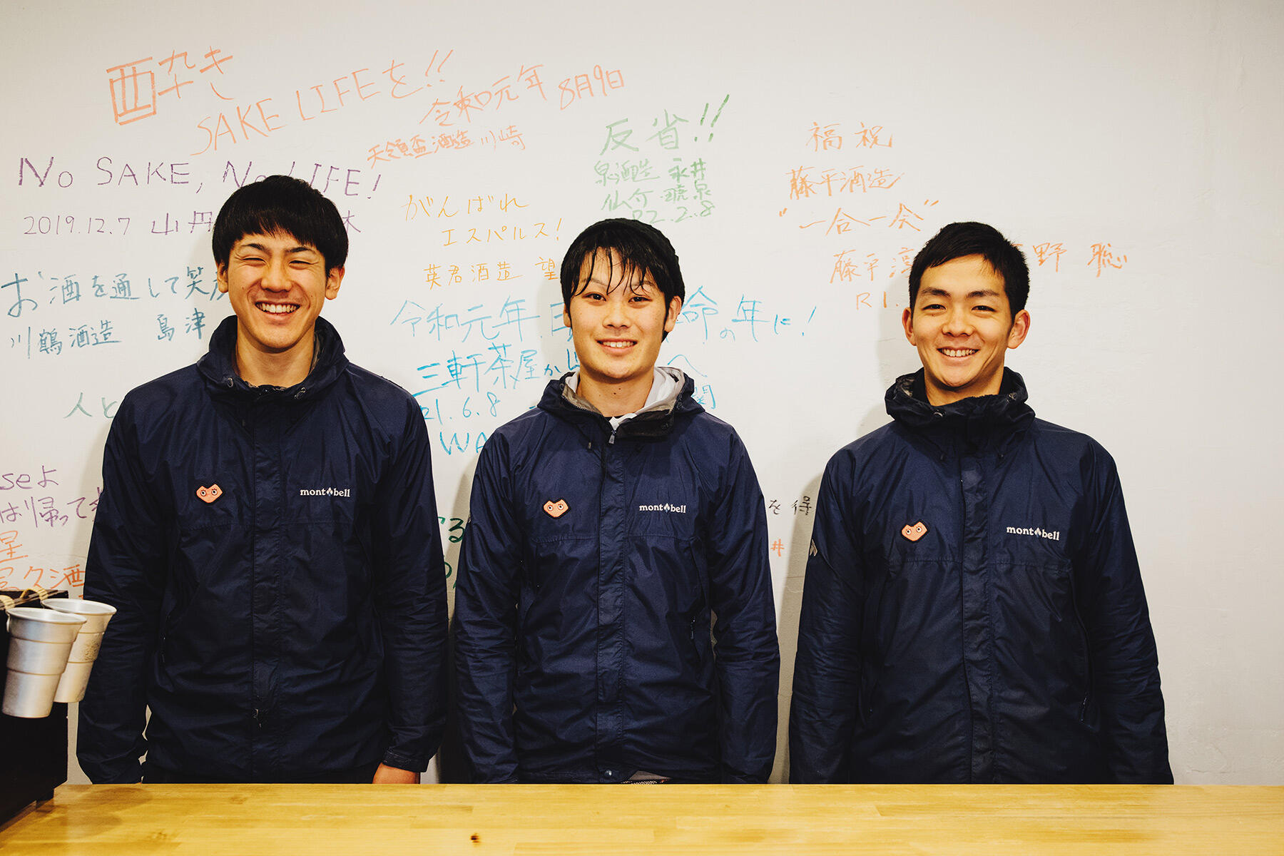 右から、毎日店舗に立ち経理も担当する土屋杏平さん、代表で、酒の仕入れや蔵訪問、田んぼを担当する宍戸涼太郎さん、SNS発信と田んぼを担当し、夕方からは店頭で焼き鳥を焼く石井叡さん。