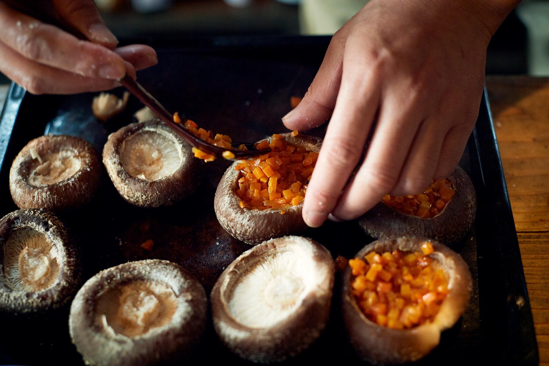 椎茸ににんじんをのせる