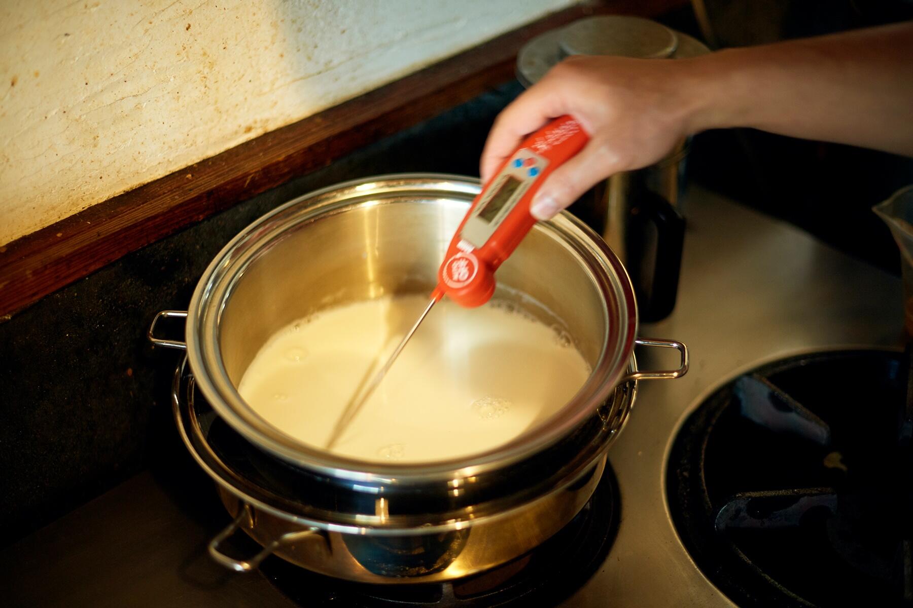 牛乳を火にかける