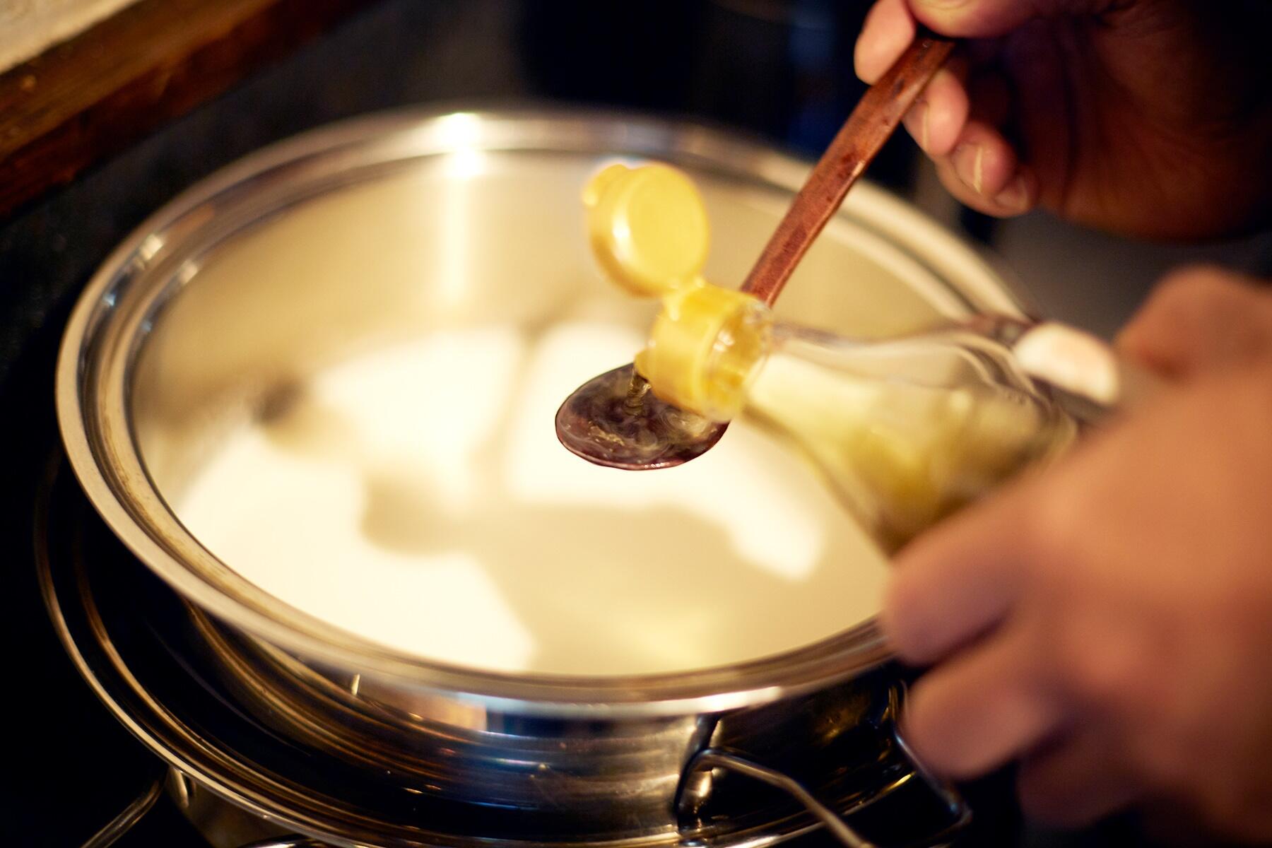 牛乳を火にかける