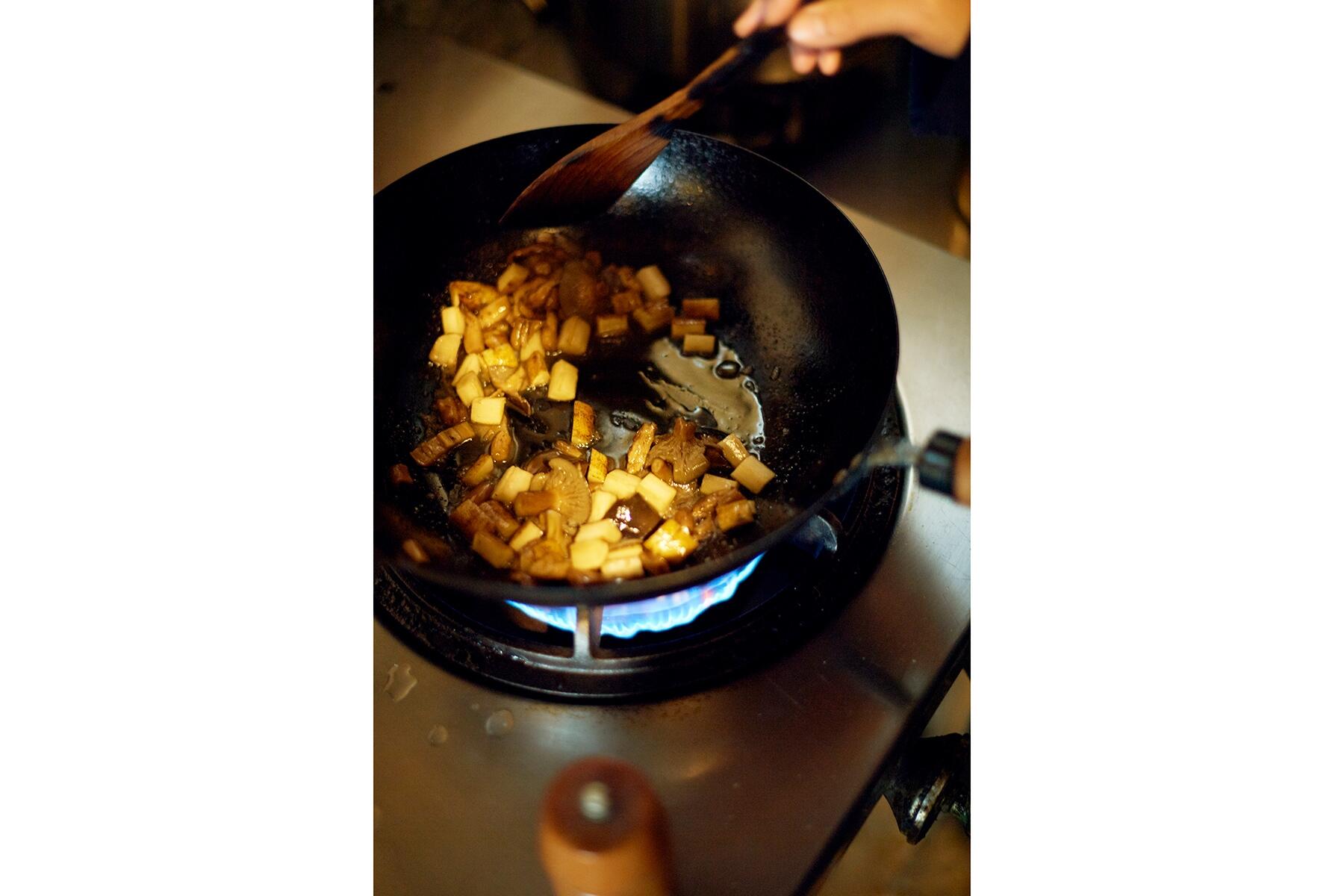 スタッフィングを炒める