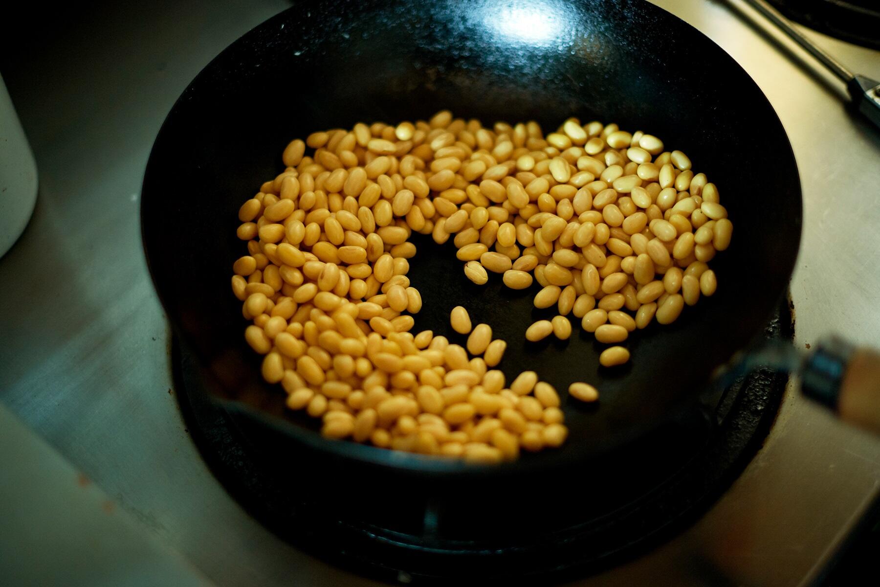 豆を炒る