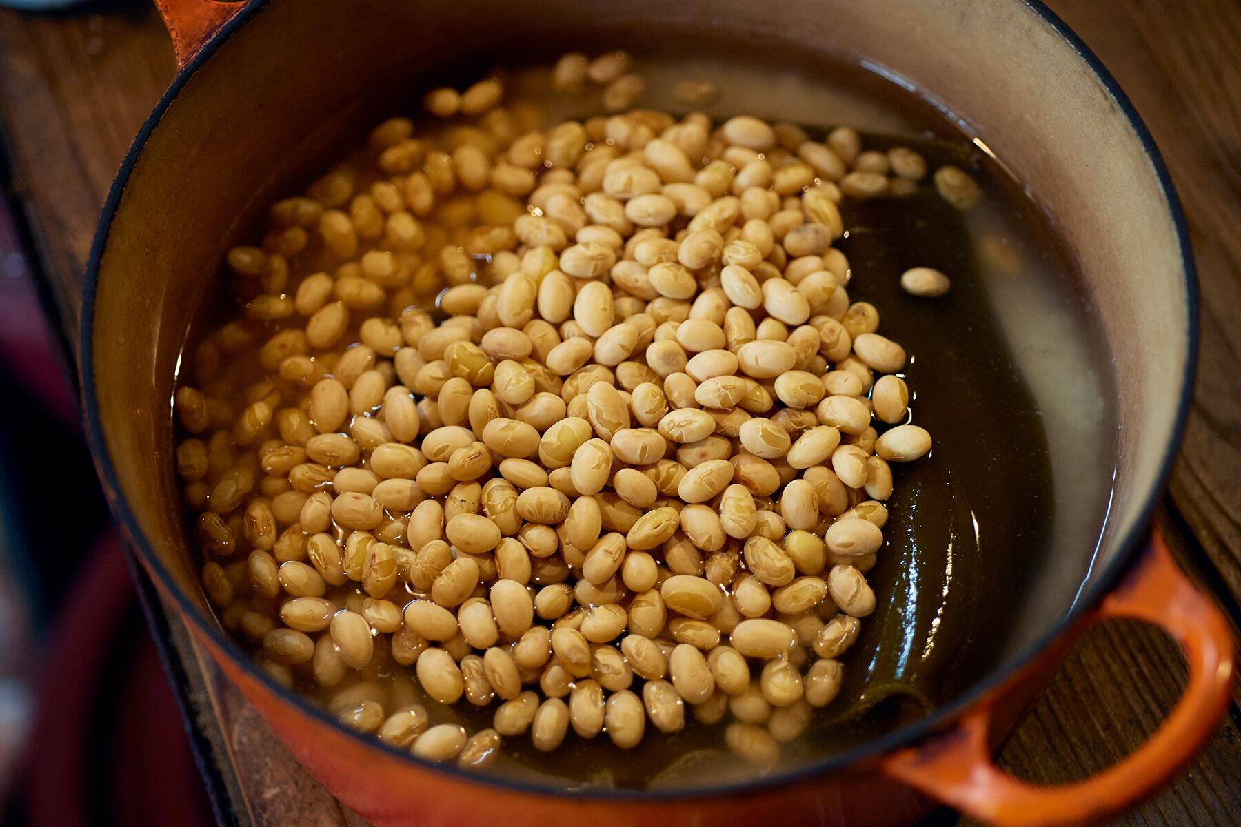 豆を炒る